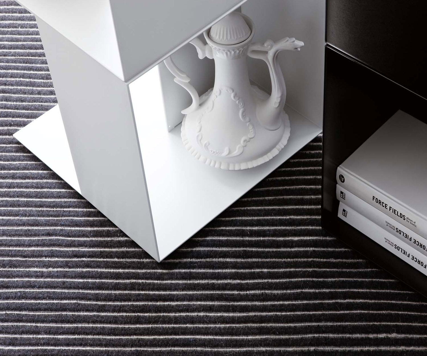 Novamobili Standregal Freebook Weiß Schwarz im Showroom