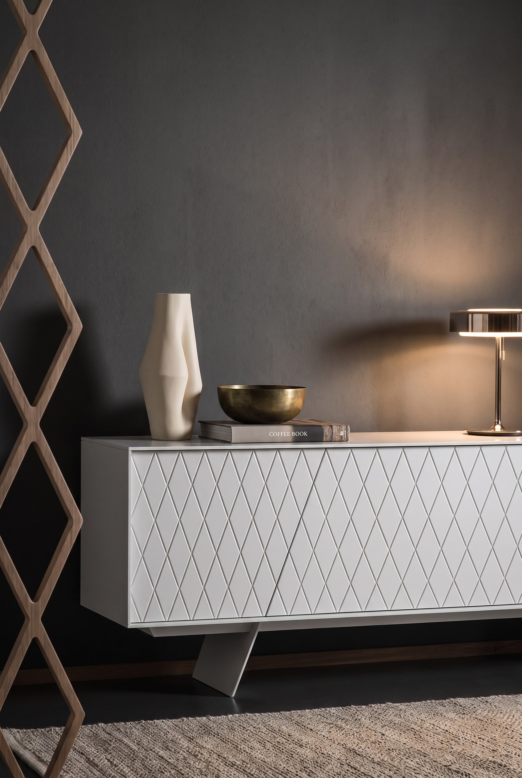 Ein elegant dekoriertes al2 e-klipse 003 Sideboard, auf dessen linker Seite eine asymmetrische Dreiergruppe aus Keramikvase, Messingschale und querliegendem Bildband platziert ist.