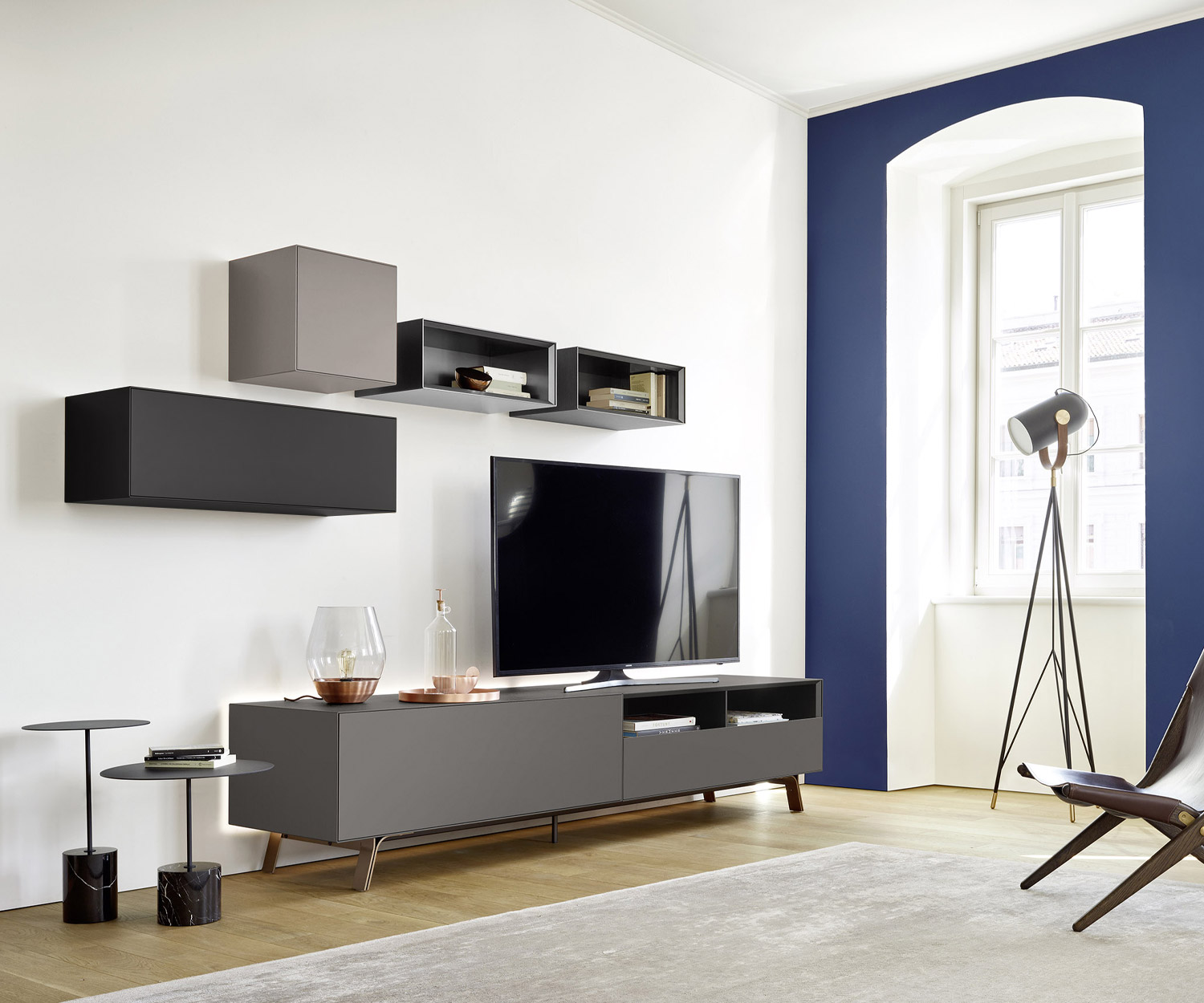 Hochwertiger Livitalia Hängeschrank Minimal geschlossen und offen über Wohnzimmer Design Lowboard