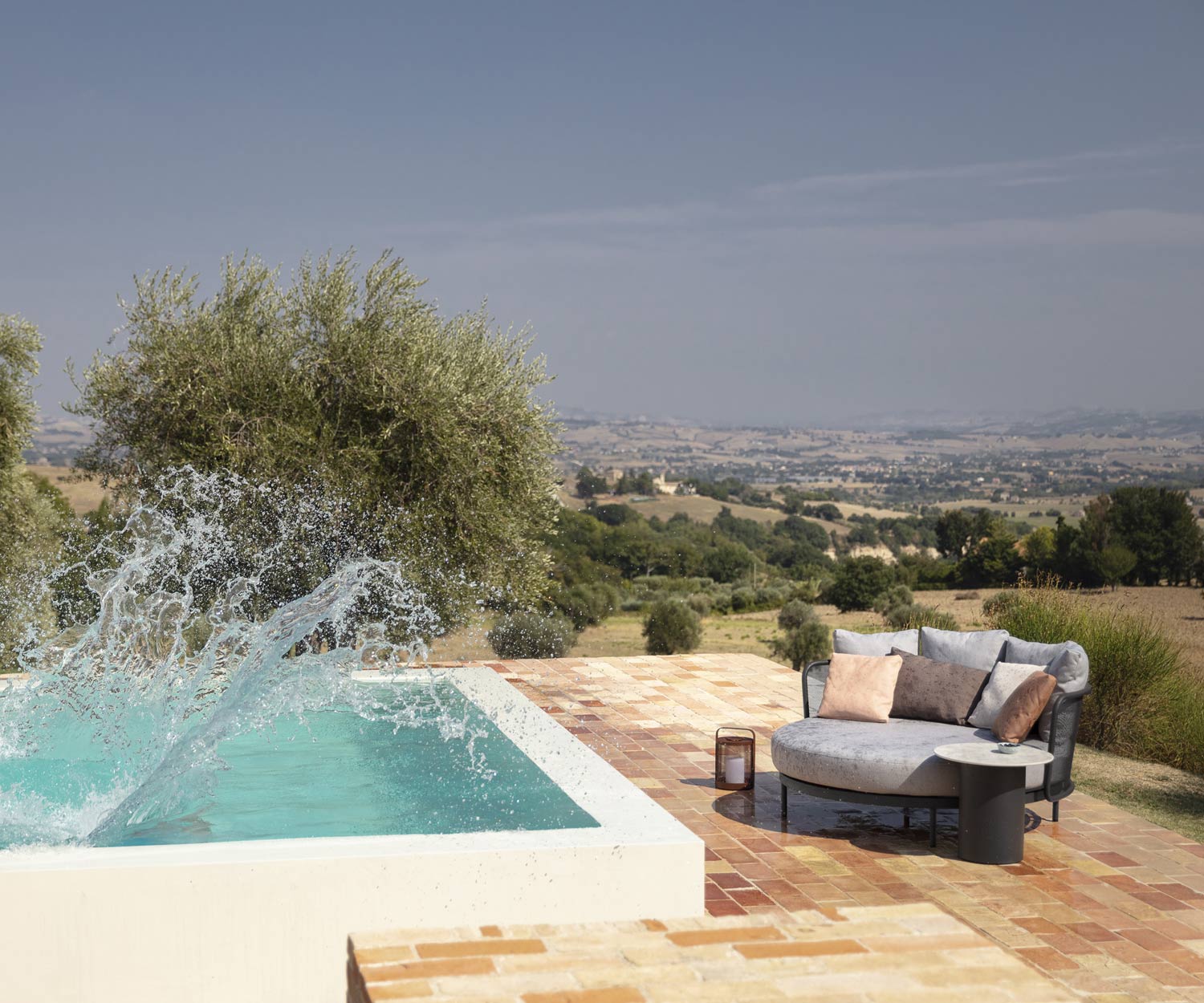 In der Sonne trocknendes Baza Round Daybed nach Pool Planscherei