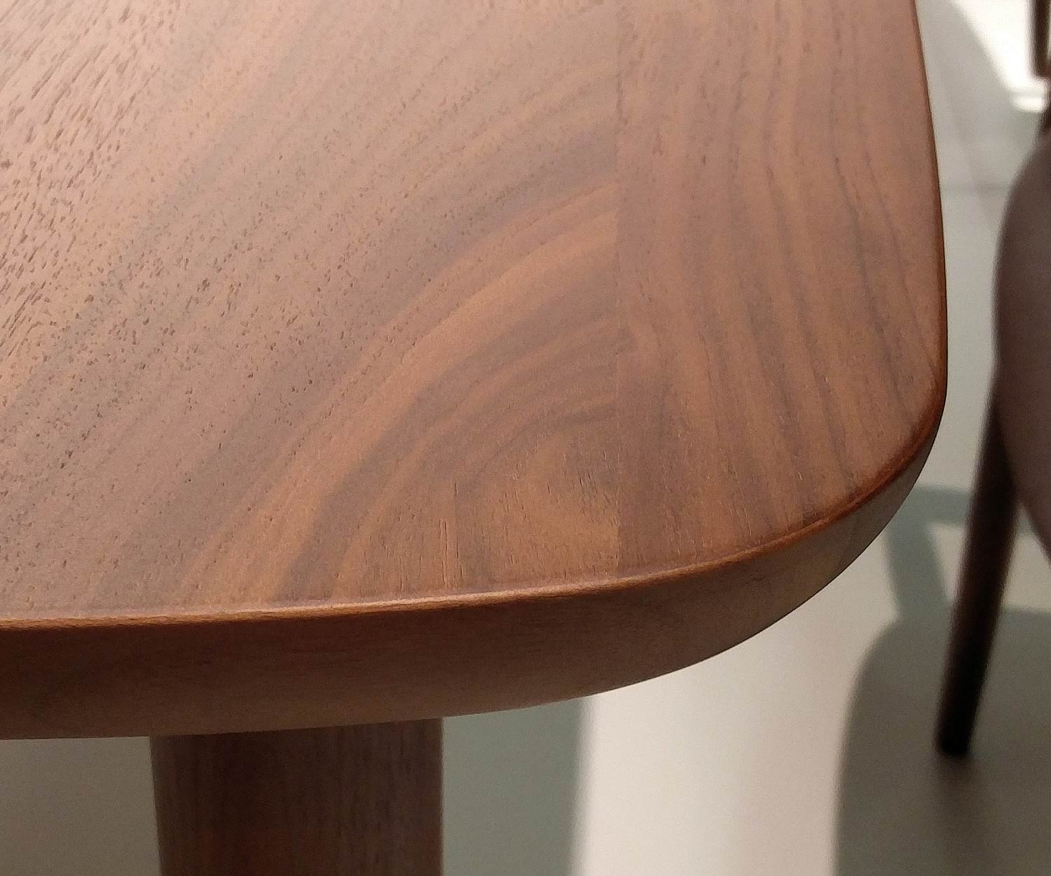 Hochwertiger Conde House Kamuy Design Esstisch im Detail die Tischkante Hochwertiger Conde House Kamuy Design Esstisch im Detail die Tischkante