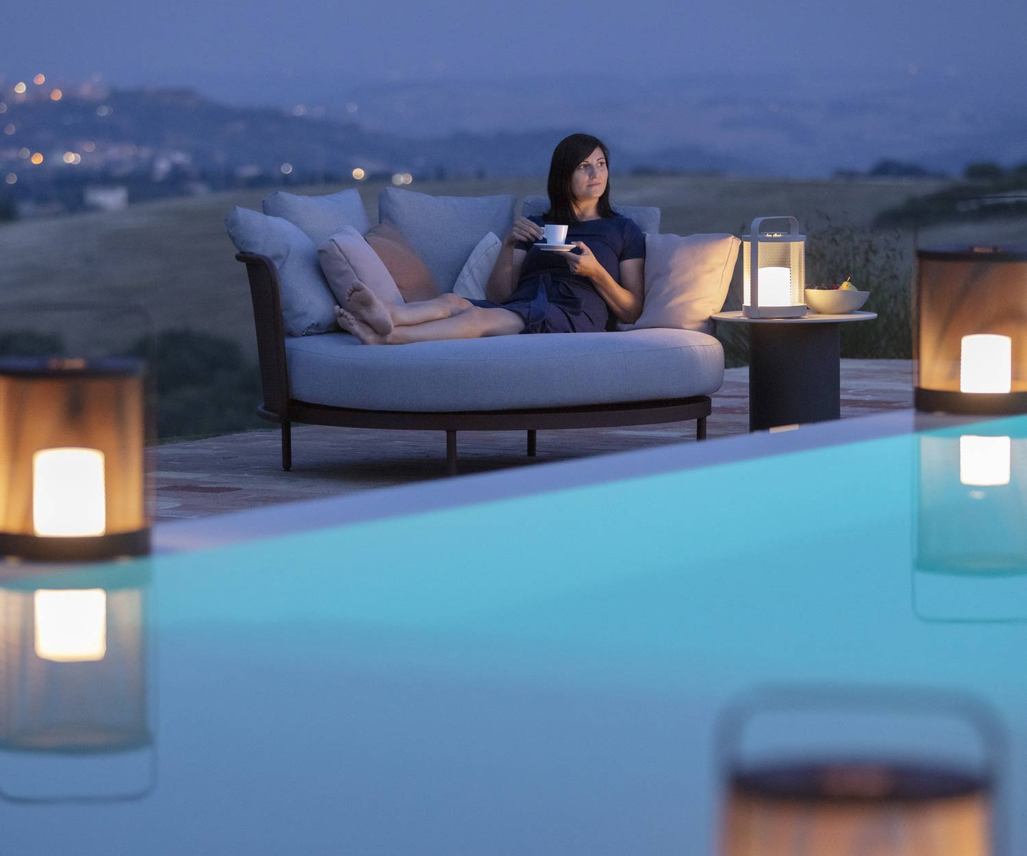 Abendliche Stimmung am Terrassenpool mit Beleuchtung und Baza Daybed Abendliche Stimmung am Terrassenpool mit Beleuchtung und Baza Daybed