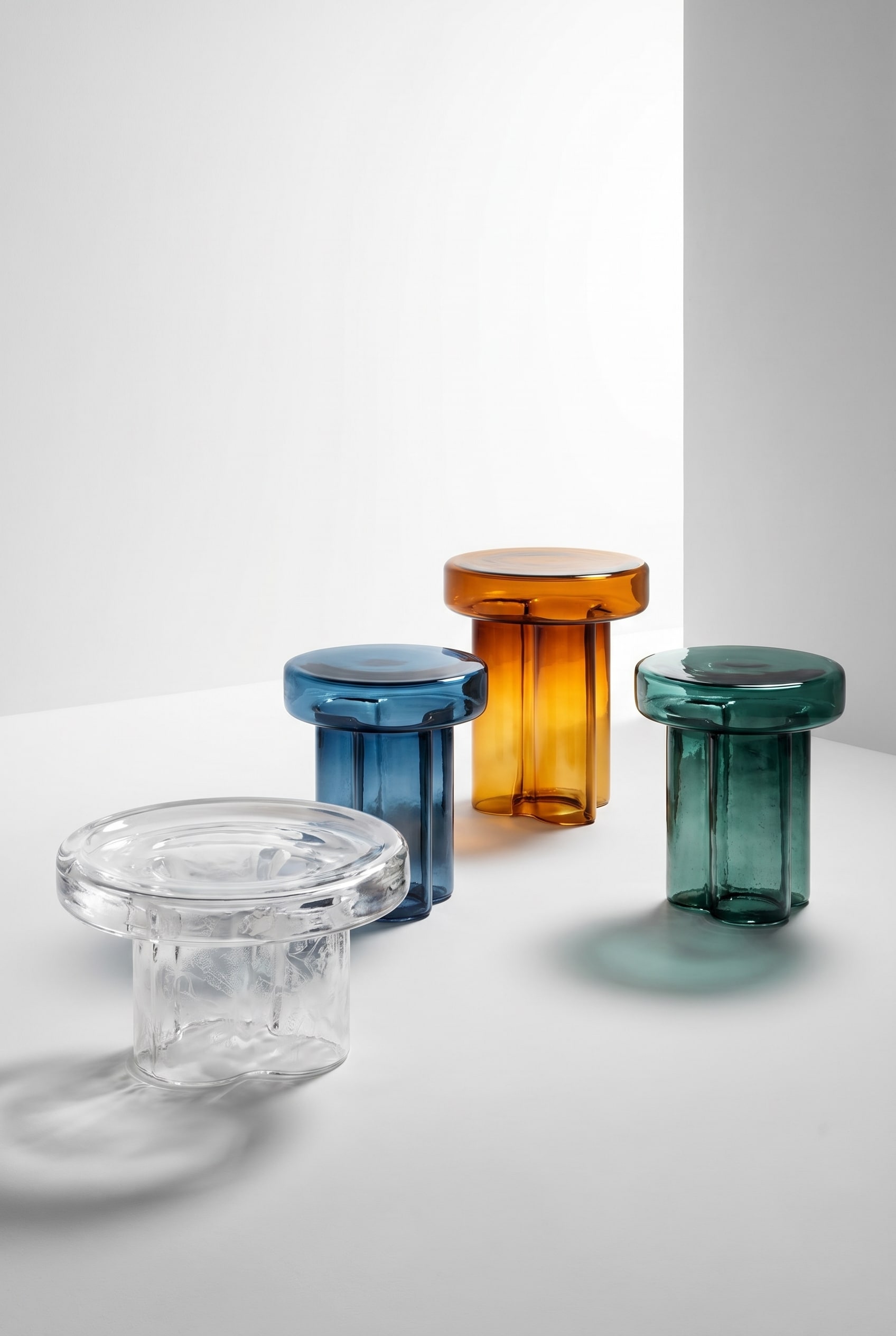 Farbvarianten des Miniforms Couchtisch Soda in Iced, Blau, Bernstein und Petrol Grün