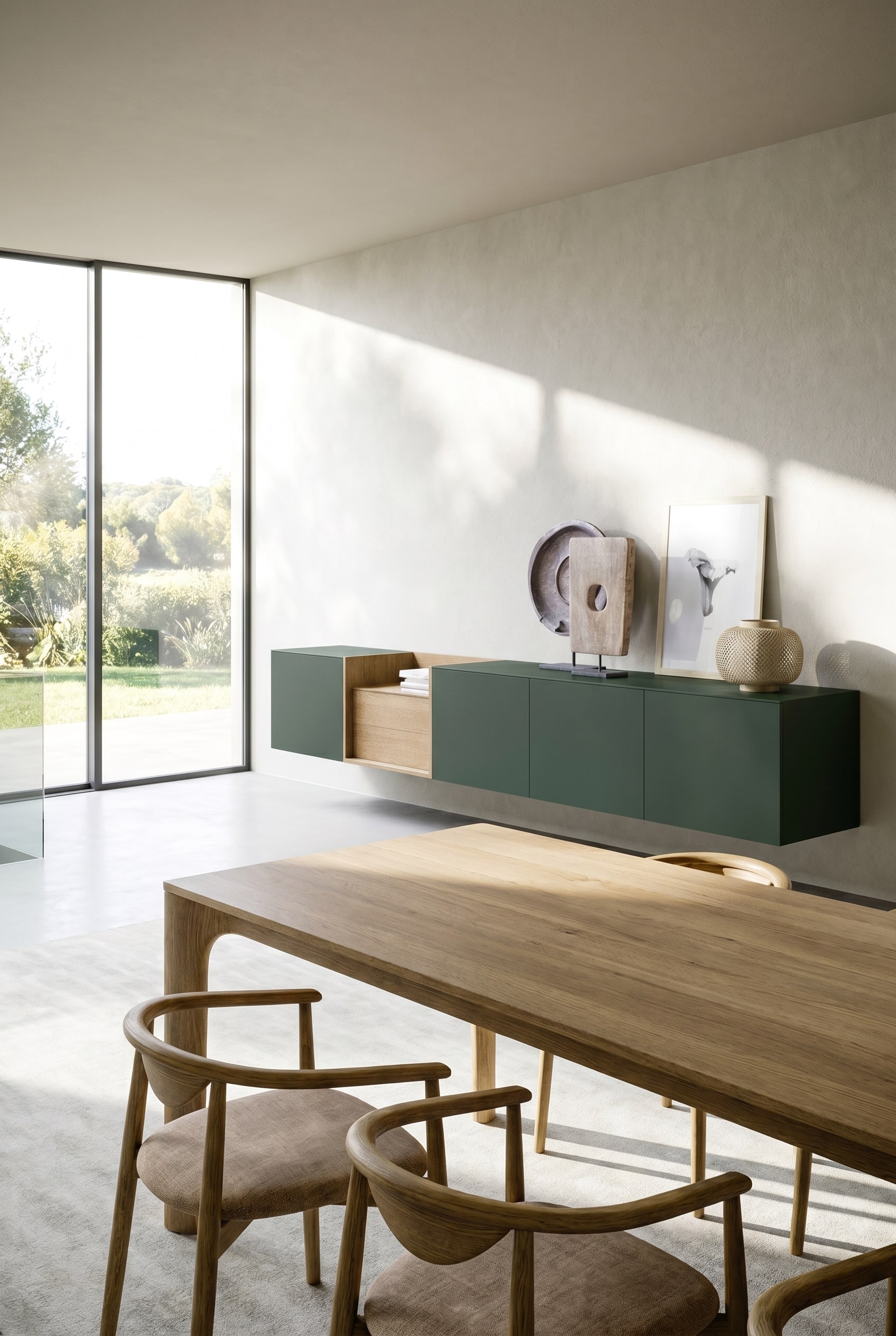 Minimalistisches Esszimmer mit gro&szlig;em Holztisch und dunkelgr&uuml;n lackiertem Novamobili Box 18 Wand Sideboard