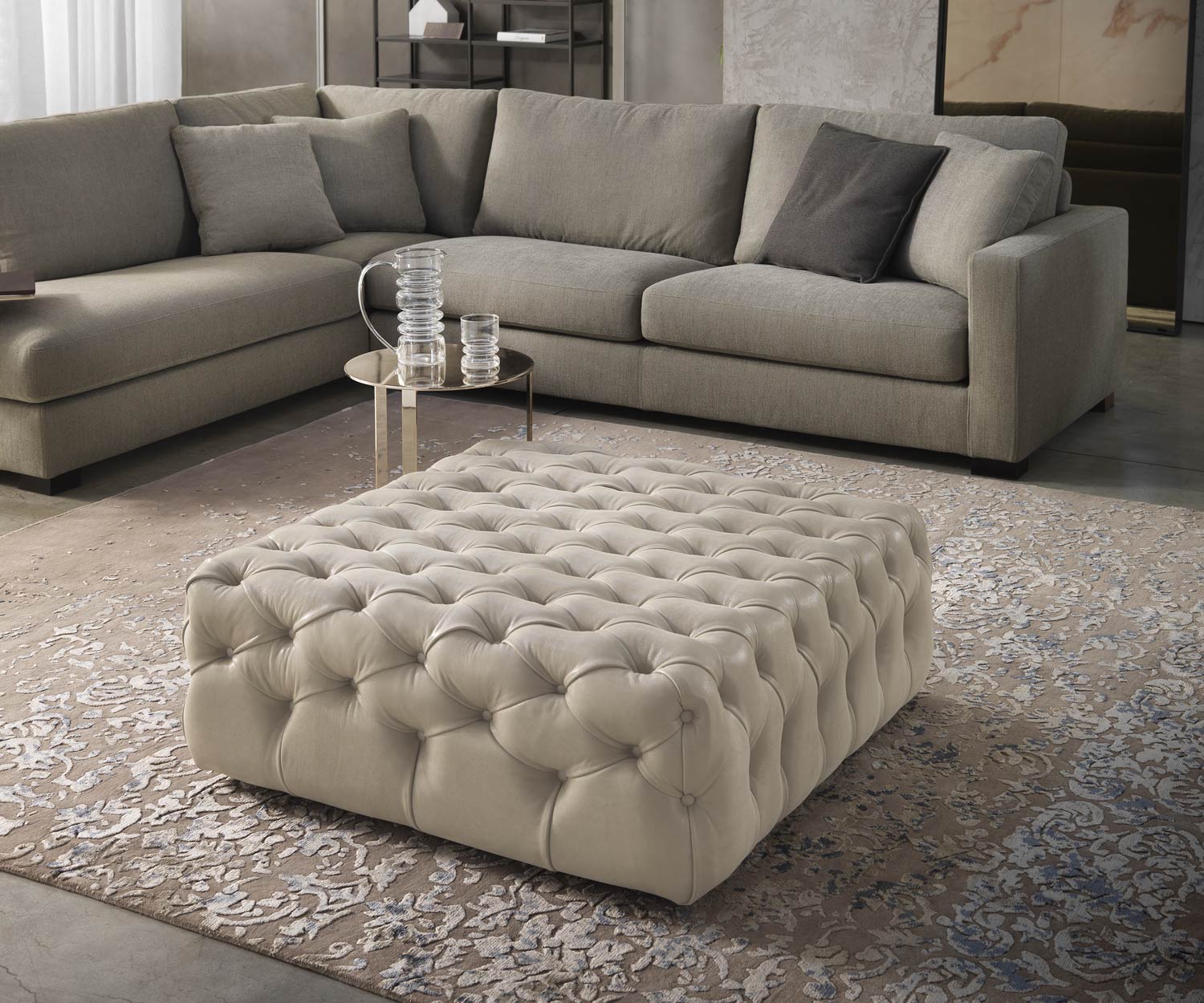 Exklusiver Marelli Design Hocker Matisse in Leder Creme Weiß mit Sofagruppe
