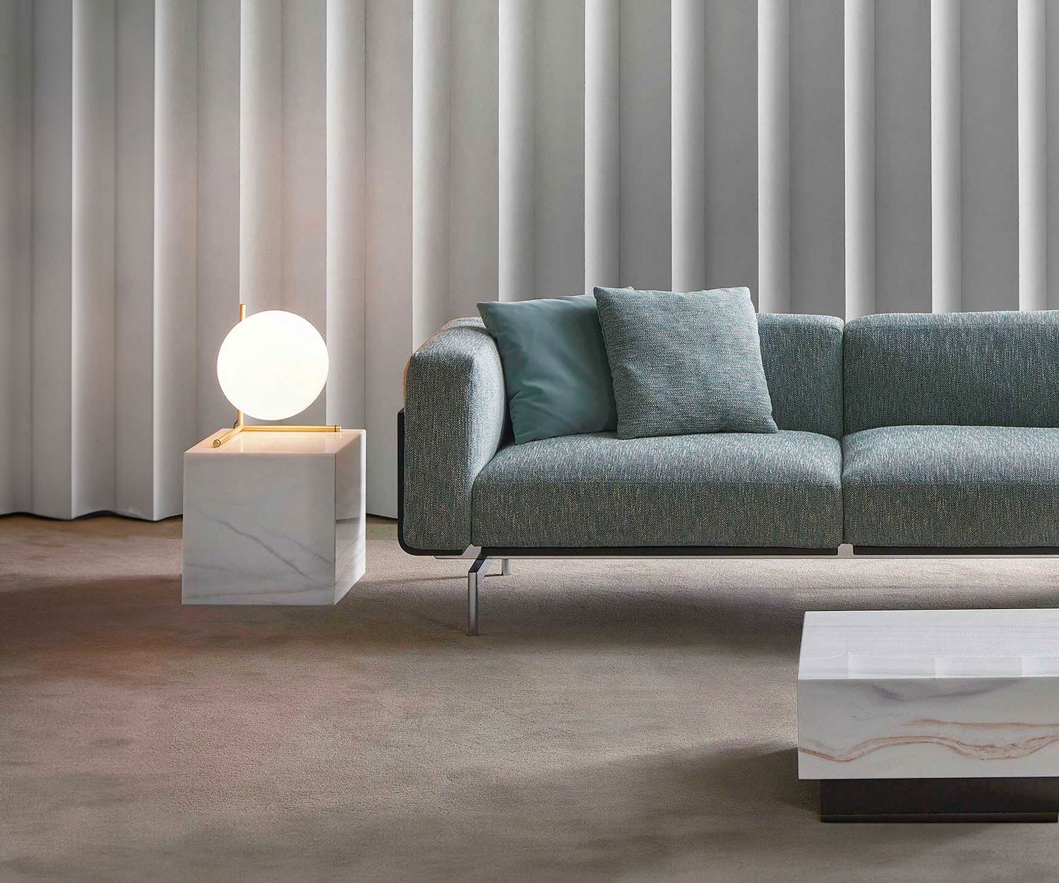 Exklusiver Marelli Beistelltisch Thor neben Sofa Carrara Marmor Weiß