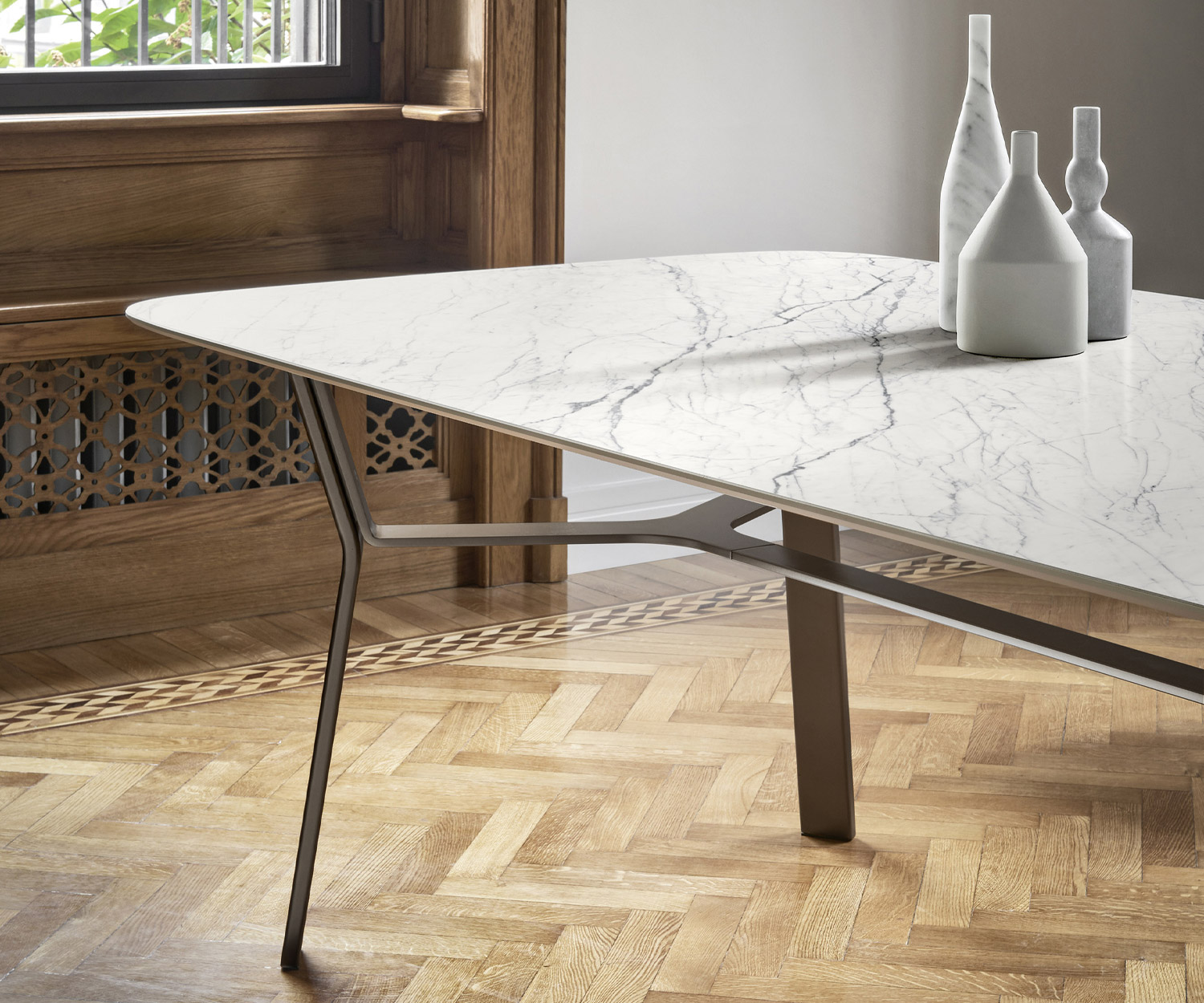 Livitalia Iron Design Esstisch im Detail die Keramik Tischplatte mit einer Optik in Marmor Weiß Livitalia Iron Design Esstisch im Detail die Keramik Tischplatte mit einer Optik in Marmor Weiß