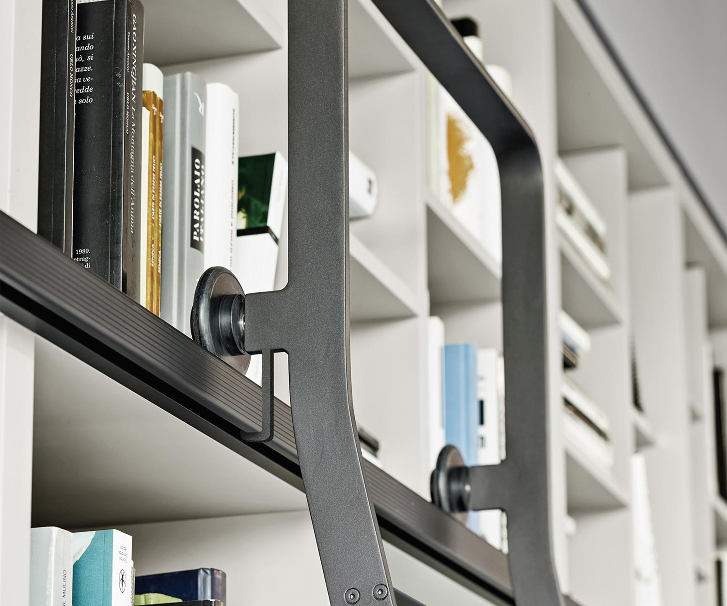 Exklusives Livitalia Design Bücherregal mit Leiter C60 Exklusives Livitalia Design Bücherregal mit Leiter C60