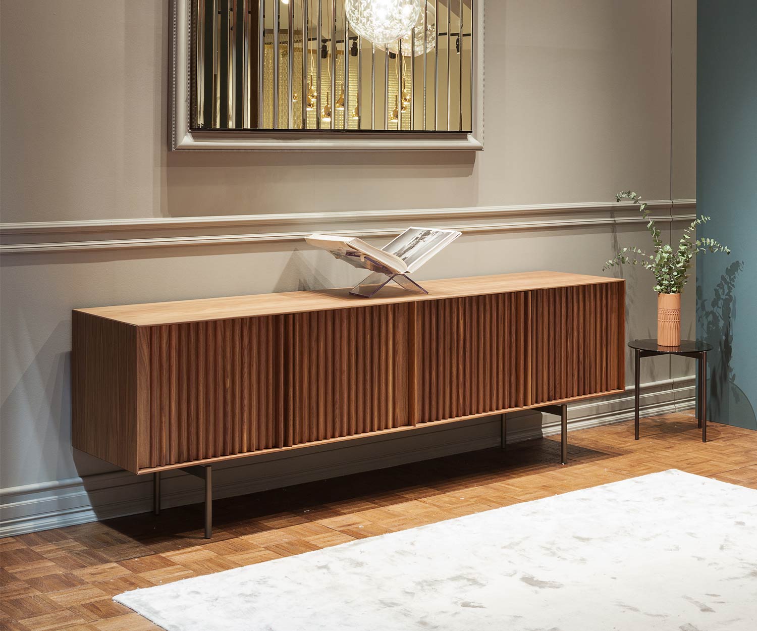 Hochwertiges Design Sideboard für Esszimmer in Nussbaum auf schmalen Füßen Hochwertiges Design Sideboard für Esszimmer in Nussbaum auf schmalen Füßen