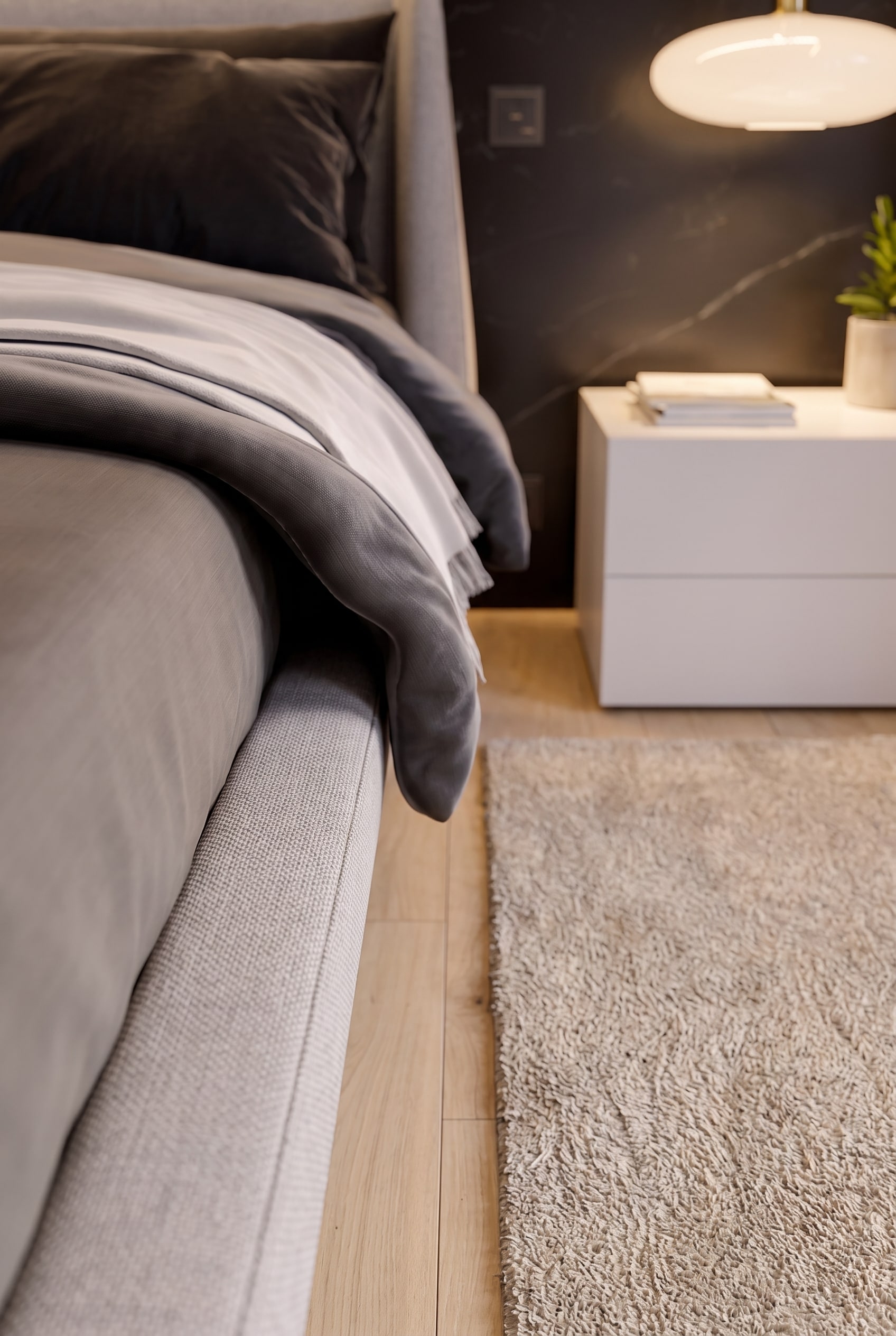 Detail einer f&uuml;nf Zentimeter breiten Schattenfuge aus hellem Eichenholz zwischen einem eleganten Polsterbett und weichem Teppichl&auml;ufer.