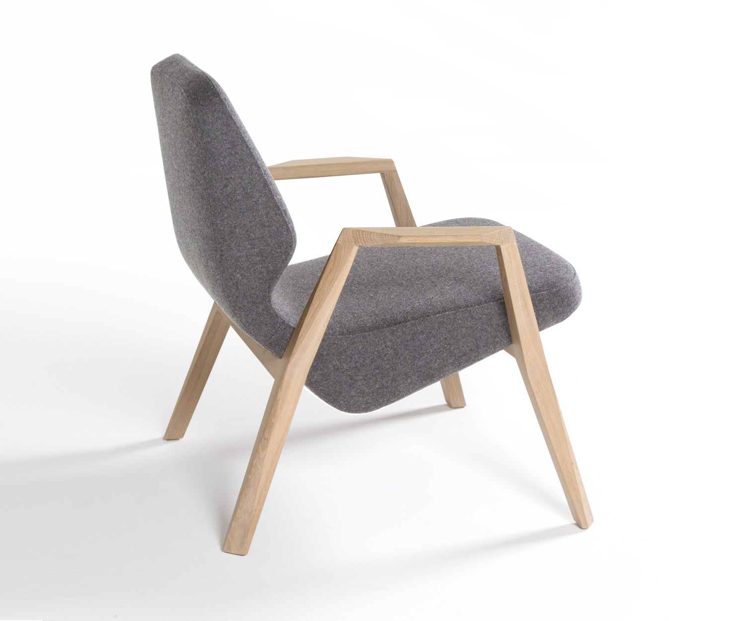 Prostoria Design Sessel Oblique mit grauem Stoffbezug Prostoria Design Sessel Oblique mit grauem Stoffbezug