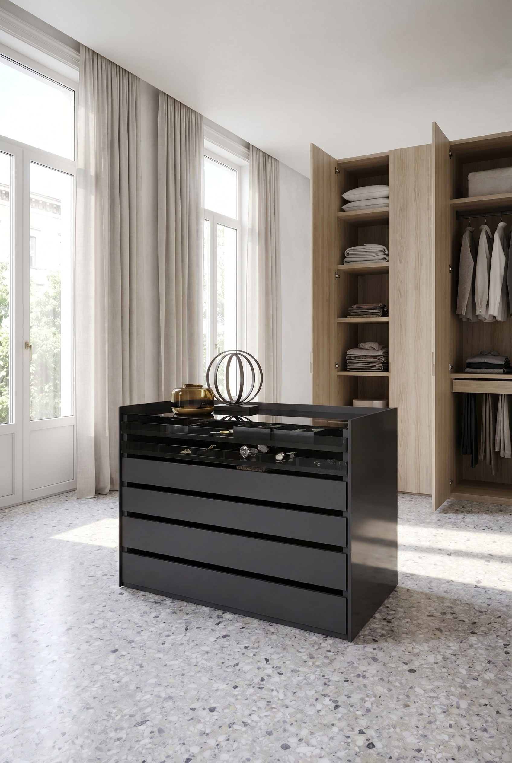 Gro&szlig;z&uuml;giges Ankleidezimmer mit einer zentralen Schrankinsel in dunklem Lack, einer gl&auml;sernen Deckplatte f&uuml;r Accessoires und hellen offenen Schr&auml;nken im Hintergrund