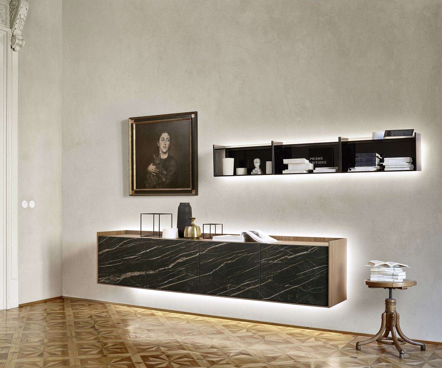 Exklusives Livitalia Design Glas Wandregal im Wohnzimmer über hängendem Sideboard Exklusives Livitalia Design Glas Wandregal im Wohnzimmer über hängendem Sideboard