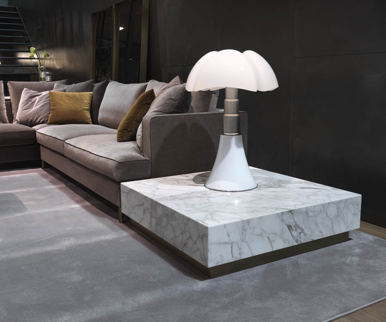 Weißer Thor Marmor Couchtisch von Marelli in Carrara am Sofa im Wohnzimmer Weißer Thor Marmor Couchtisch von Marelli in Carrara am Sofa im Wohnzimmer
