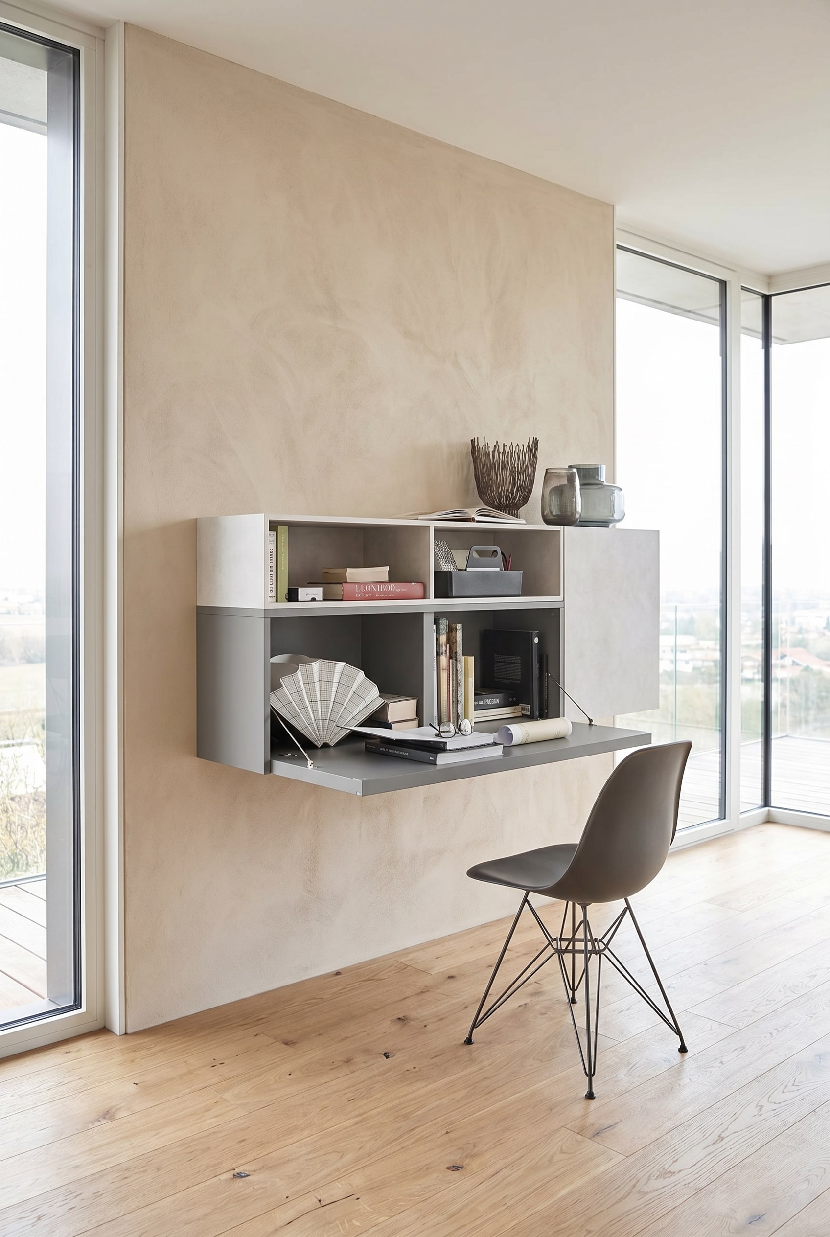 Helles Arbeitszimmer mit ausklappbarem Livitalia Cartesio Hängeschrank mit Schreibtisch in Grau und minimalistischem Bürostuhl