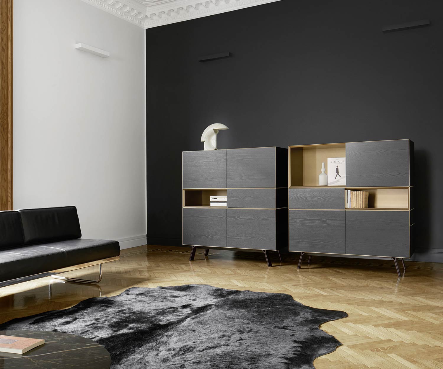 Wohnzimmer mit Livitalia Highboard Minimal auf schmalen Füßen