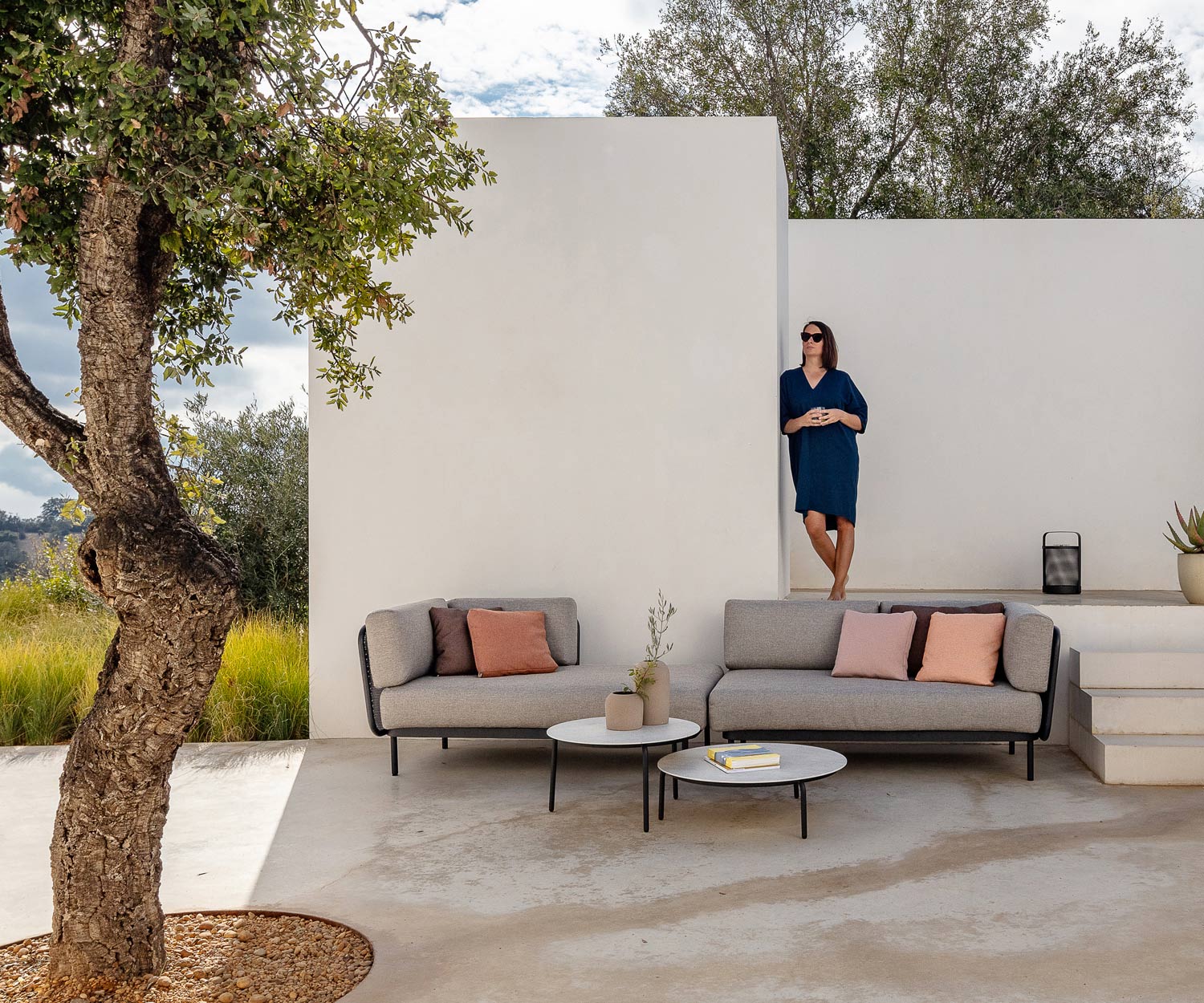 Todus Design Beistelltisch Starling auf der Terrasse mit Daybed Baza