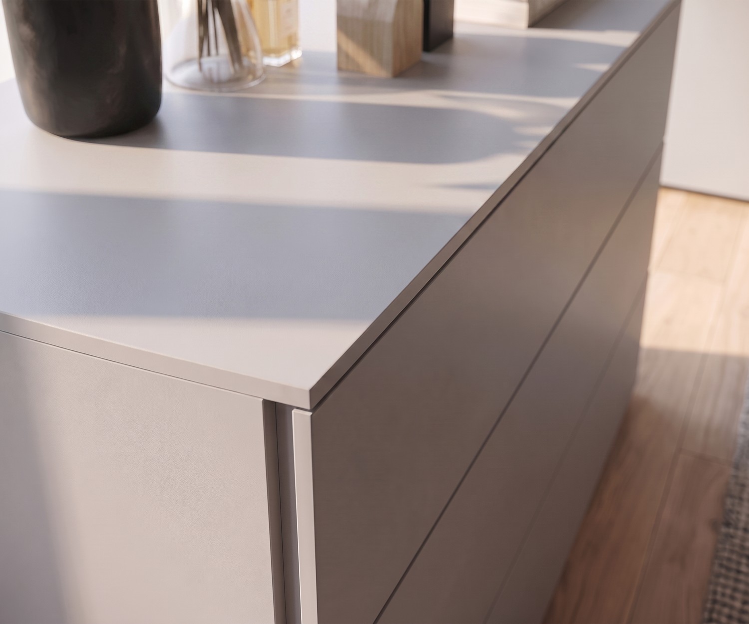Livitalia Atena Design Kommode in Hellgrau Kommode fürs Schlafzimmer Atena von Livitalia, modernes griffloses Design in mattem Hellgrau.