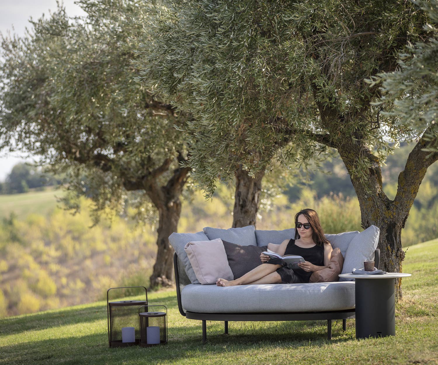 Schattiges Plätzchen mit Todus Baza Round Designer Daybed unter Bäumen