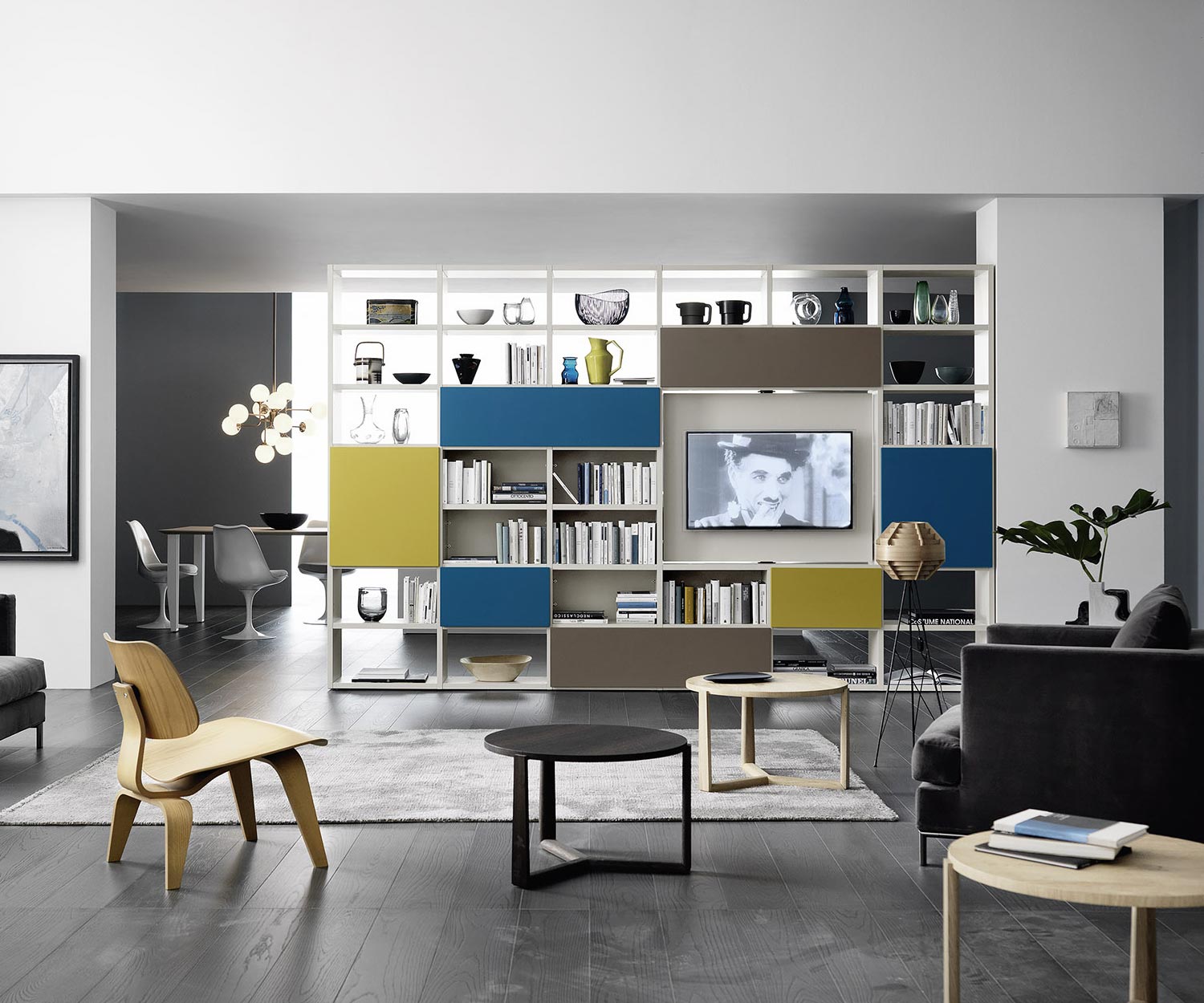 Das Livitalia B&uuml;cherregal C90 bietet als freistehende Fernsehwand einen drehbaren TV