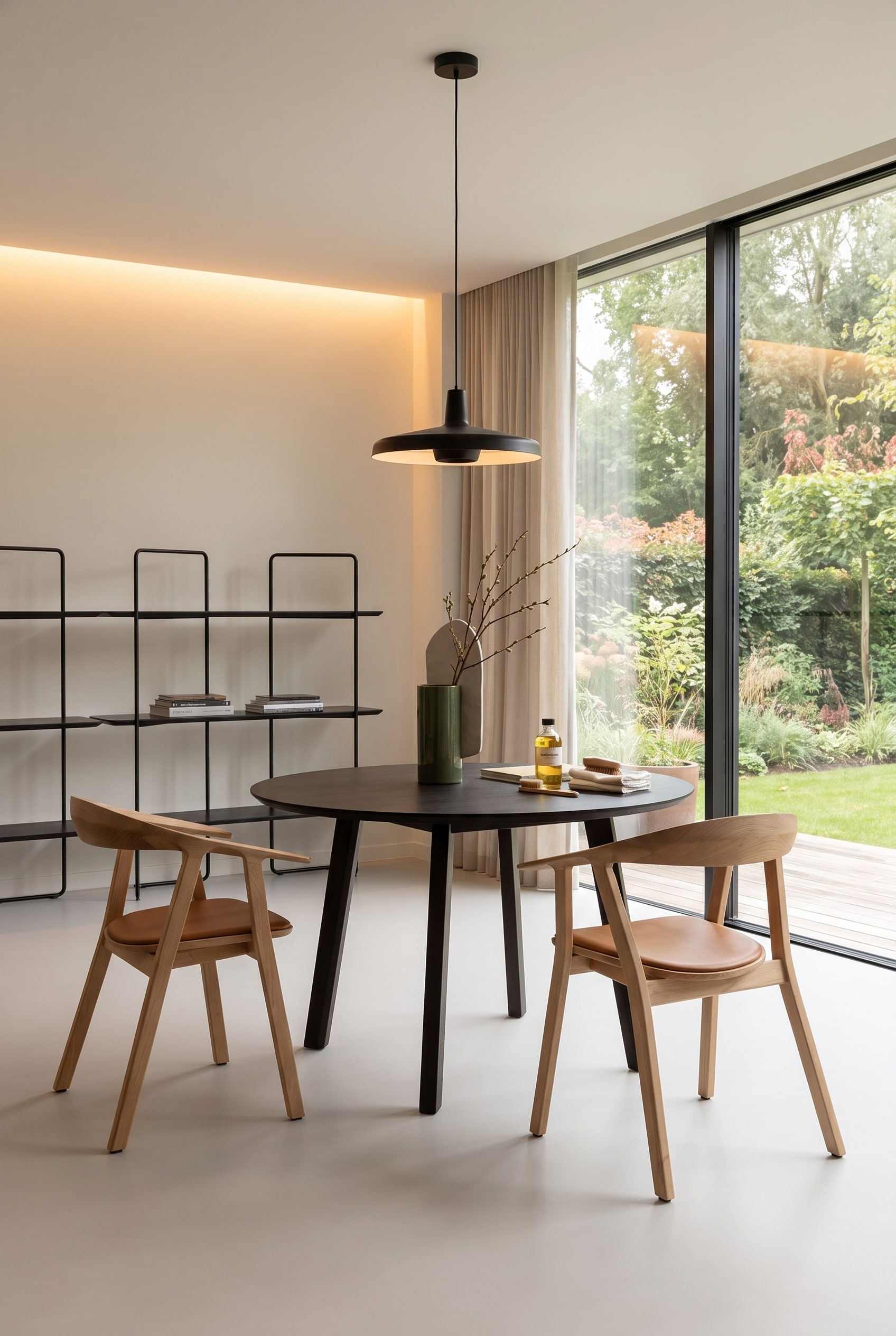 Minimalistisches Esszimmer mit massivem Eichenholztisch Prostoria Rhomb, Holzst&uuml;hlen mit Ledersitz und dekorativer Designervase
