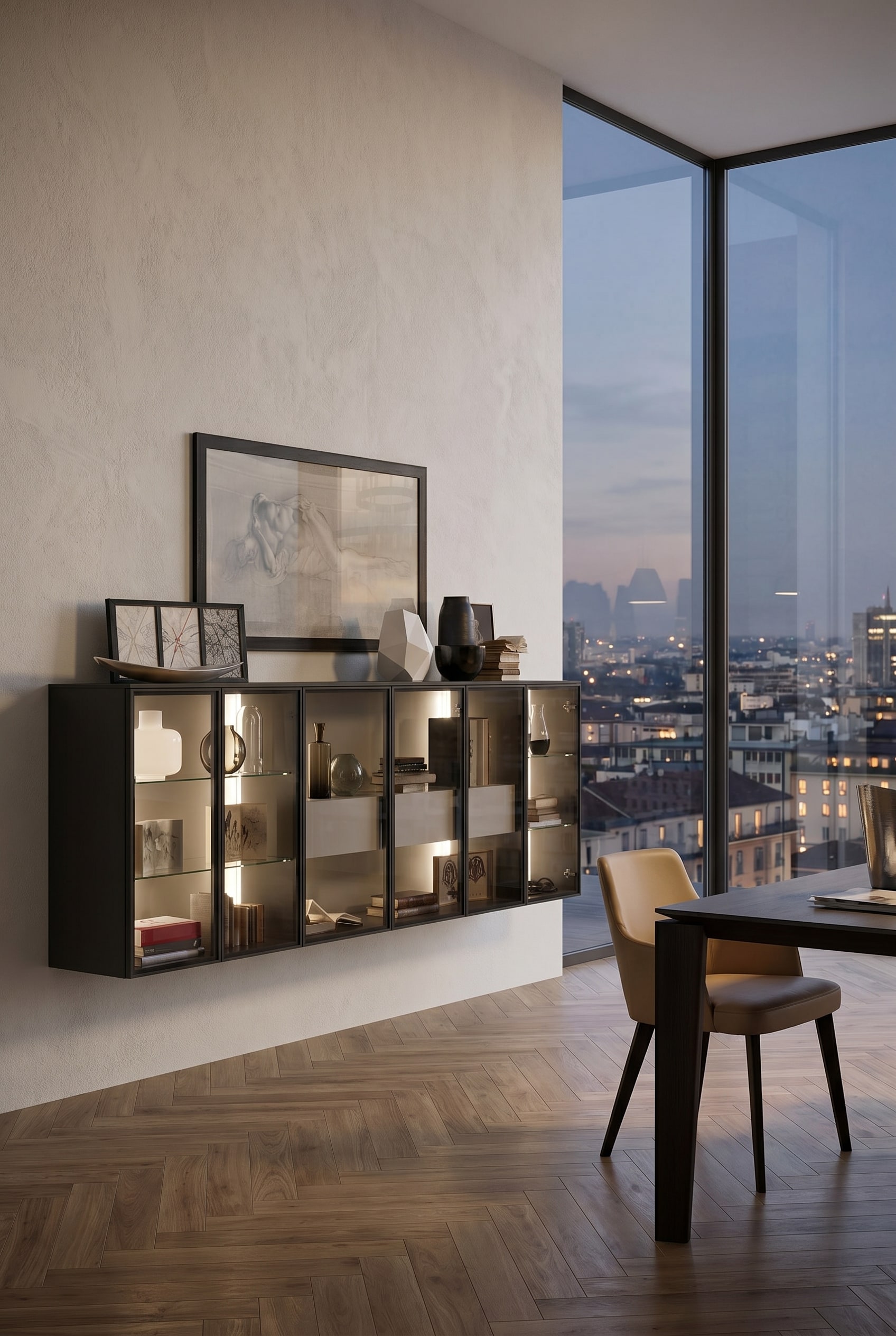 Beleuchtete schwebende Glasvitrine im modernen Wohnzimmer bei Abendstimmung.