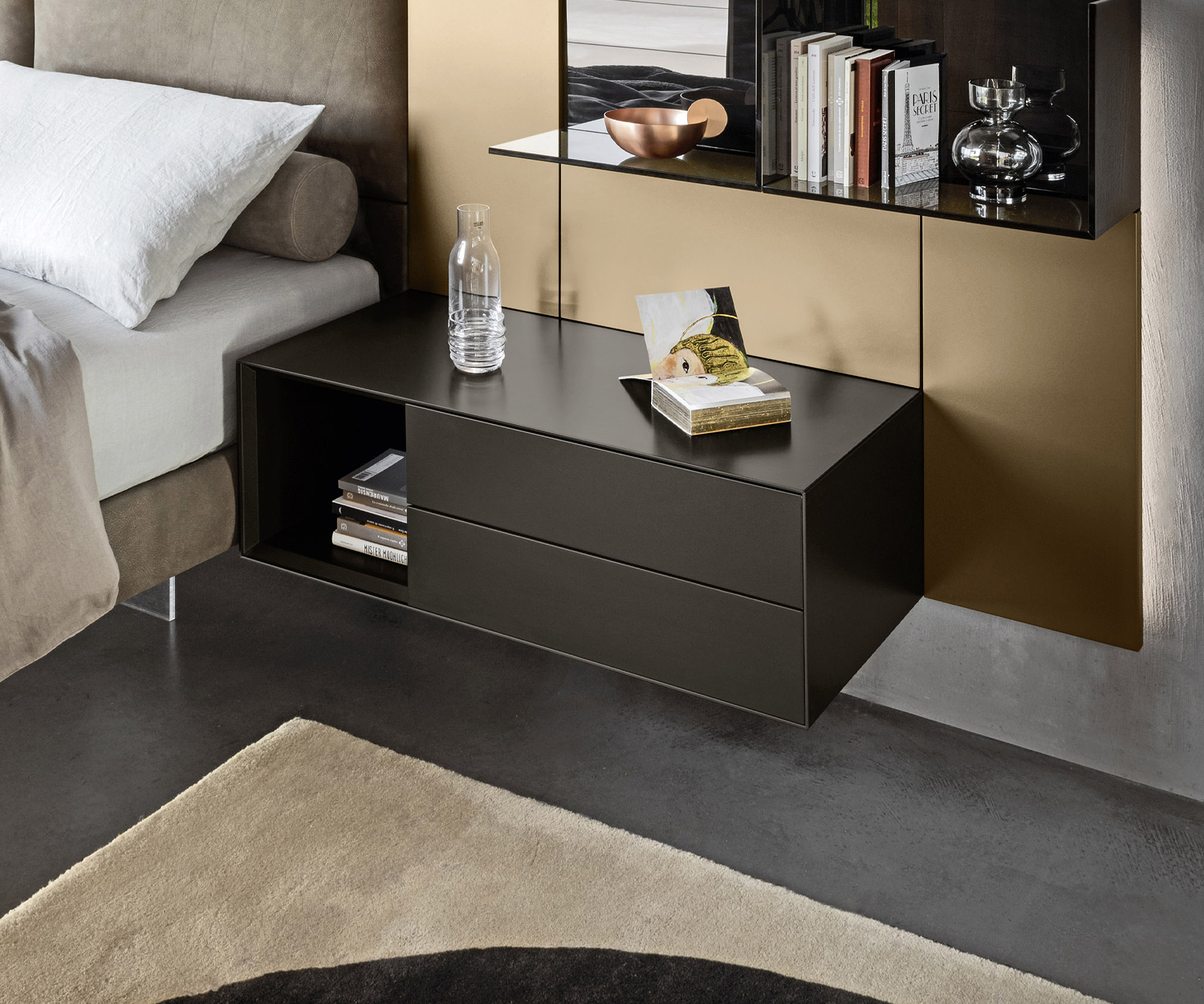 Griffloser Nachttisch Open Ecletto von Livitalia 2 Schubladen hängend neben Bett Griffloser Nachttisch Open Ecletto von Livitalia 2 Schubladen hängend neben Bett