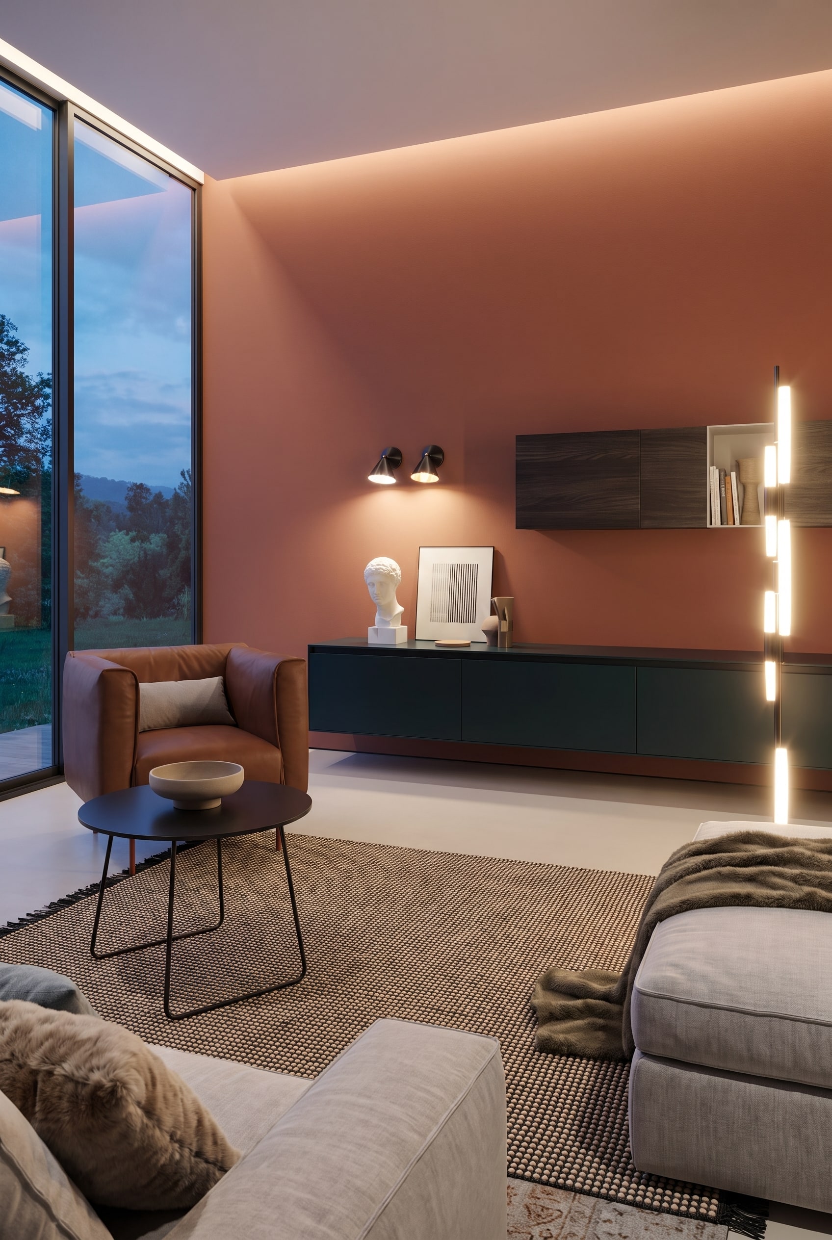 Wohnzimmer mit terracottafarbener Wand, großen Fenstern und einem runden Couchtisch mit schwarzem Metallgestell