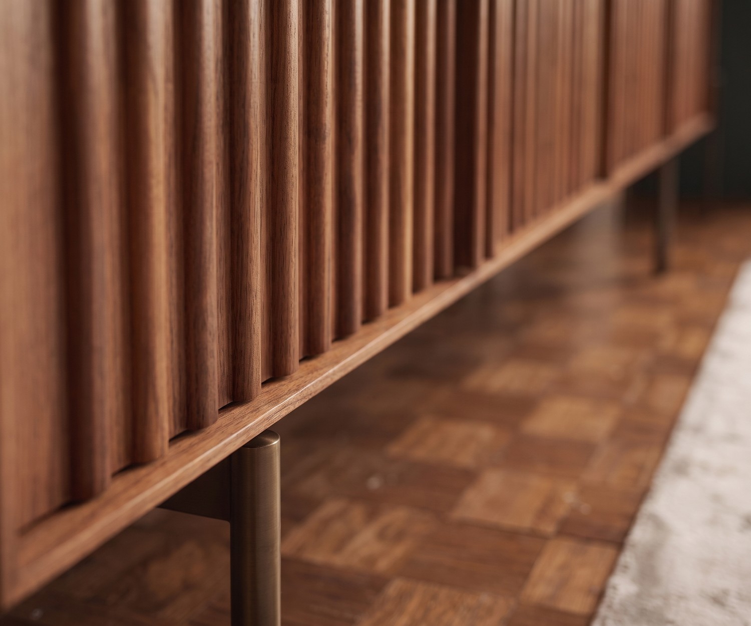 Exklusives Wohnzimmer Design Sideboard auf Füßen in Walnuss mit Lamellentüren