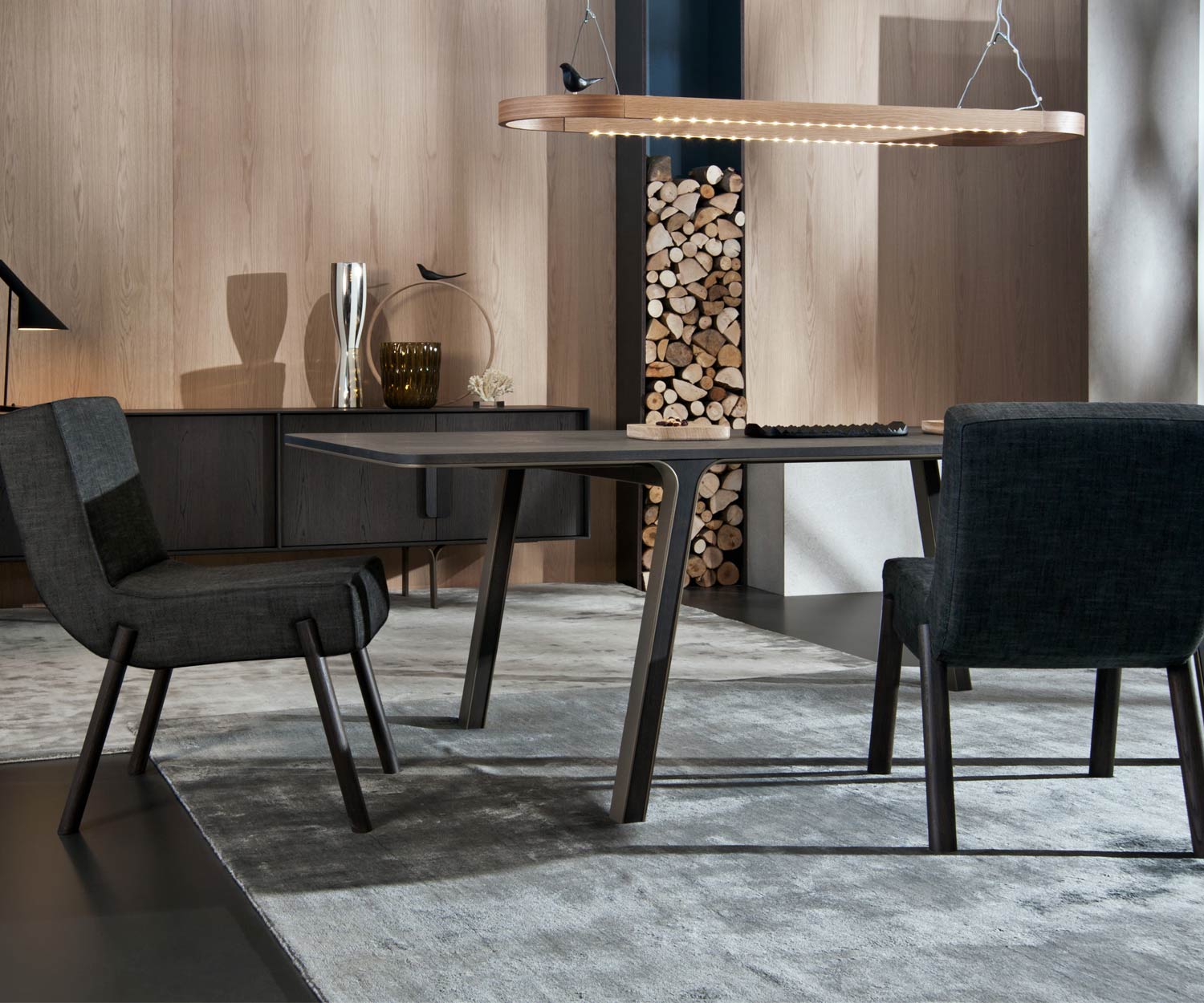 Moderner Design Esstisch im Esszimmer mit Beinen aus massivem Eukalyptus