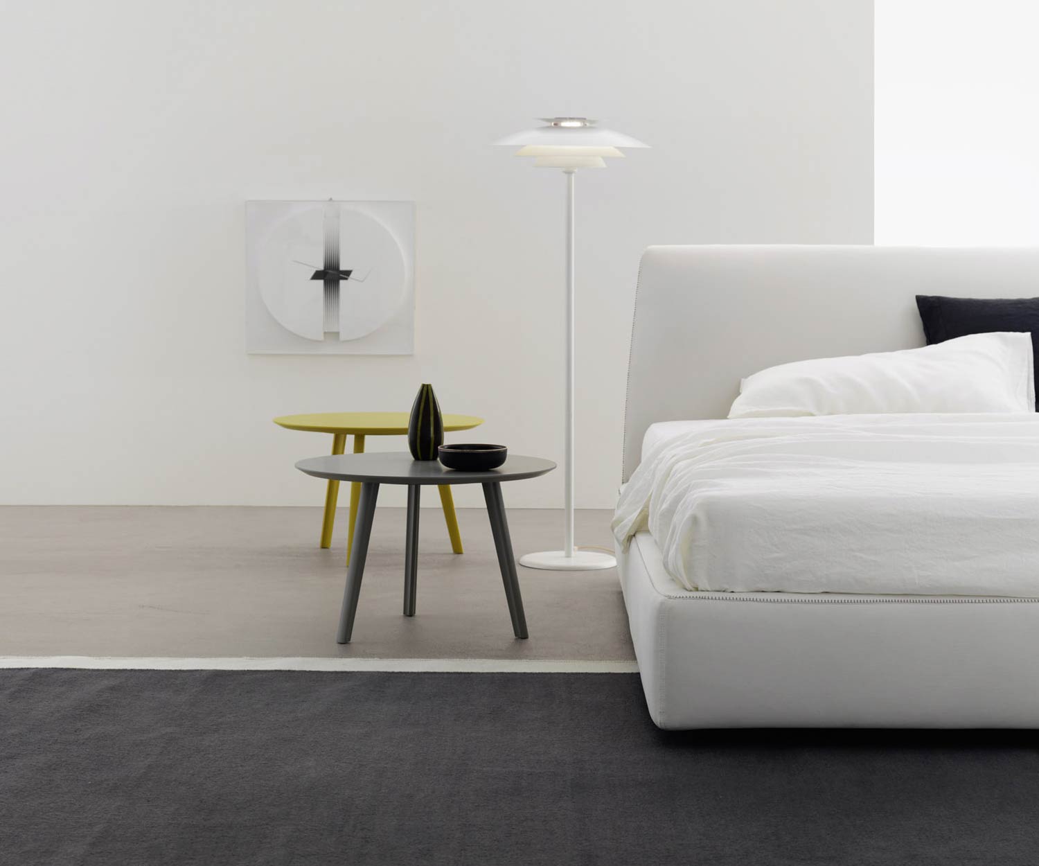 Livitalia Design Beistelltisch Trio neben einem Bett im Schlafzimmer Livitalia Design Beistelltisch Trio neben einem Bett im Schlafzimmer