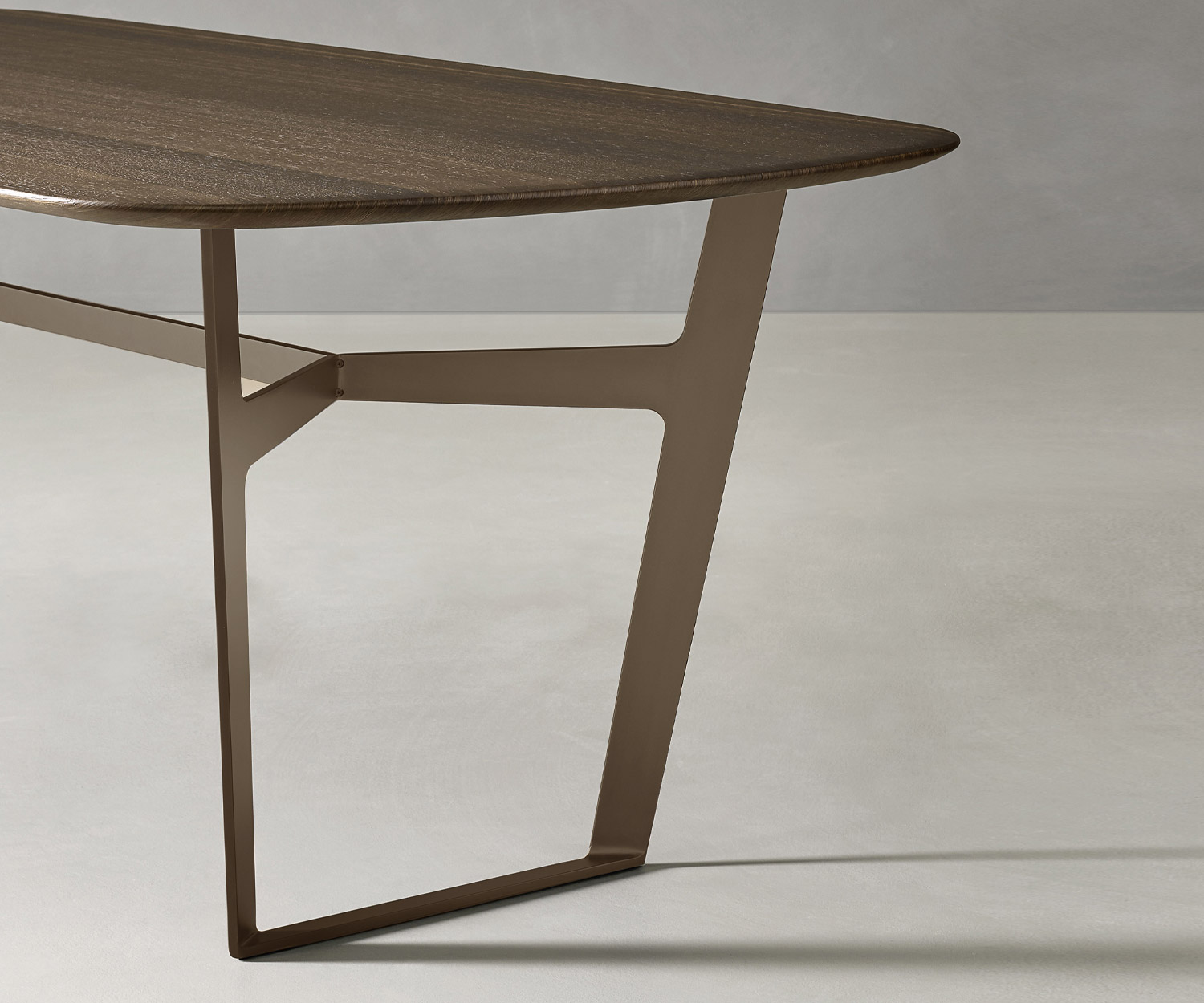 High-quality Obi dining room table from Livitalia in detail with oak finish Metal frame High-quality Obi dining room table from Livitalia in detail with oak finish Metal frame