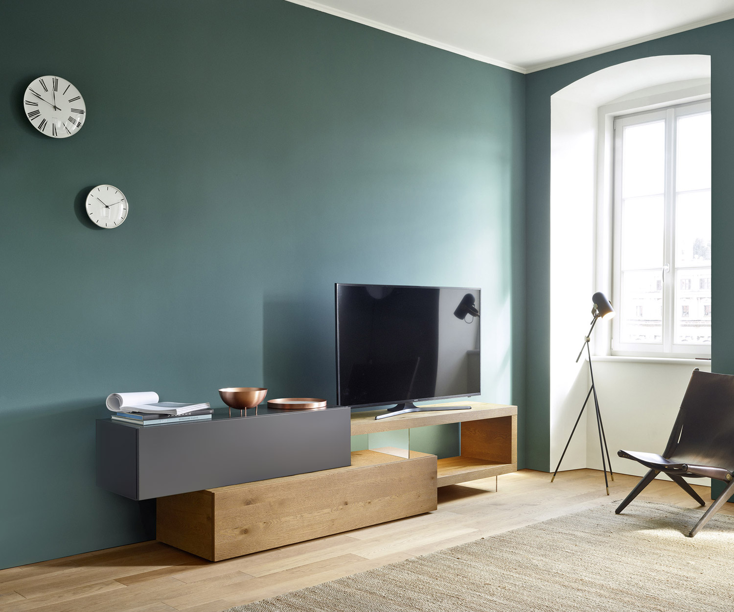 Sch&ouml;ne Designer Wohnwand C32 mit durchsichtigem Fu&szlig; und mit heller Eiche veredelter Bodenbank f&uuml;r Fernseher bis maximal 60 Zoll