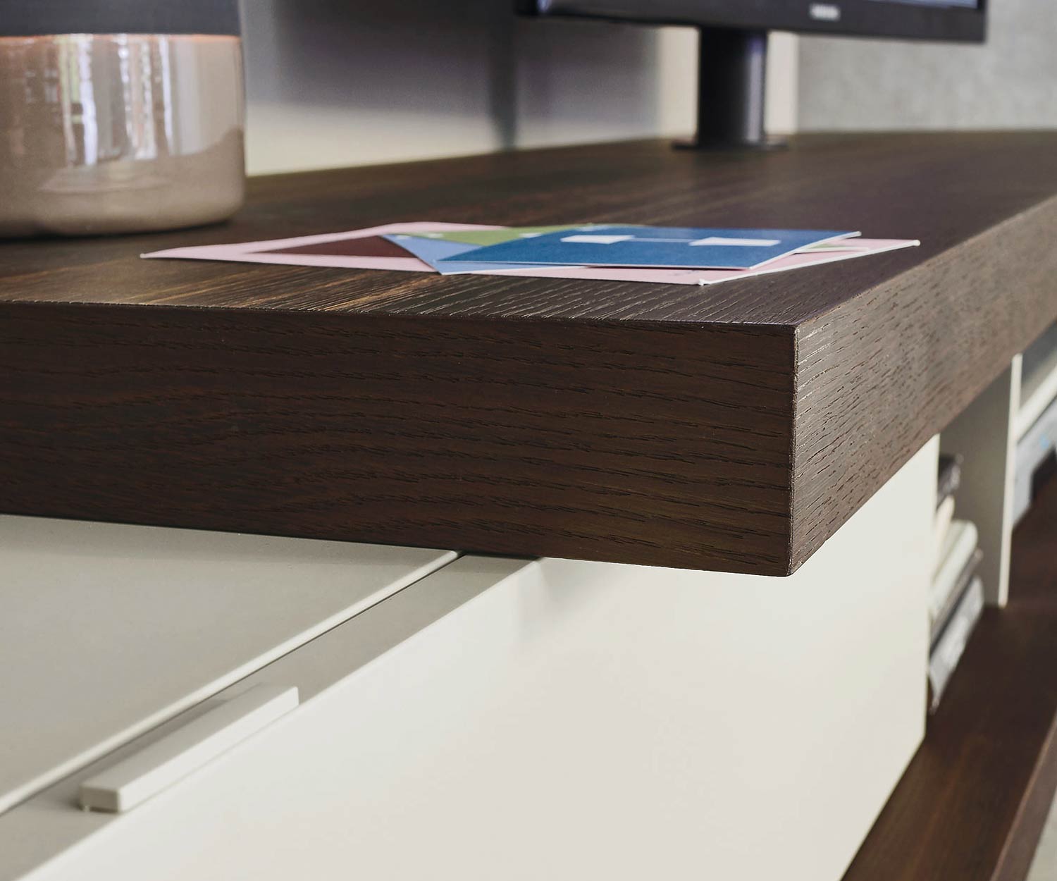 Hochwertige Livitalia Design Wohnwand C52 Säulen mit TV Halterung im Detail