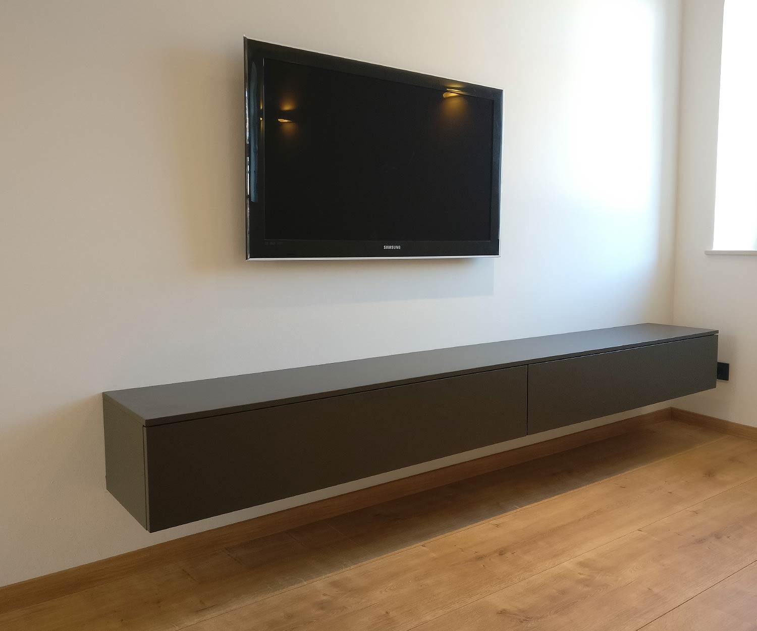 Design Lowboard für Wandmontage Design Lowboard für Wandmontage
