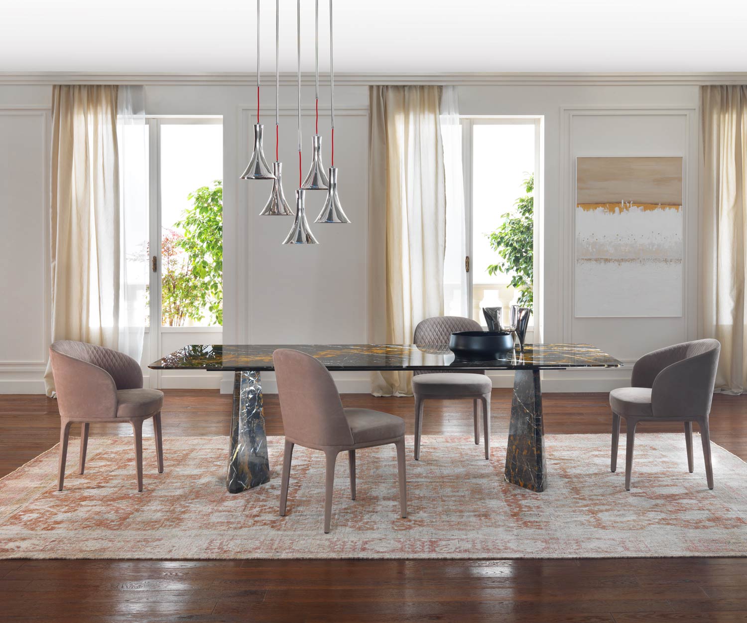 Stilvoller Design Esstisch Marmor im Esszimmer mit Stühlen im Ensemble gruppiert