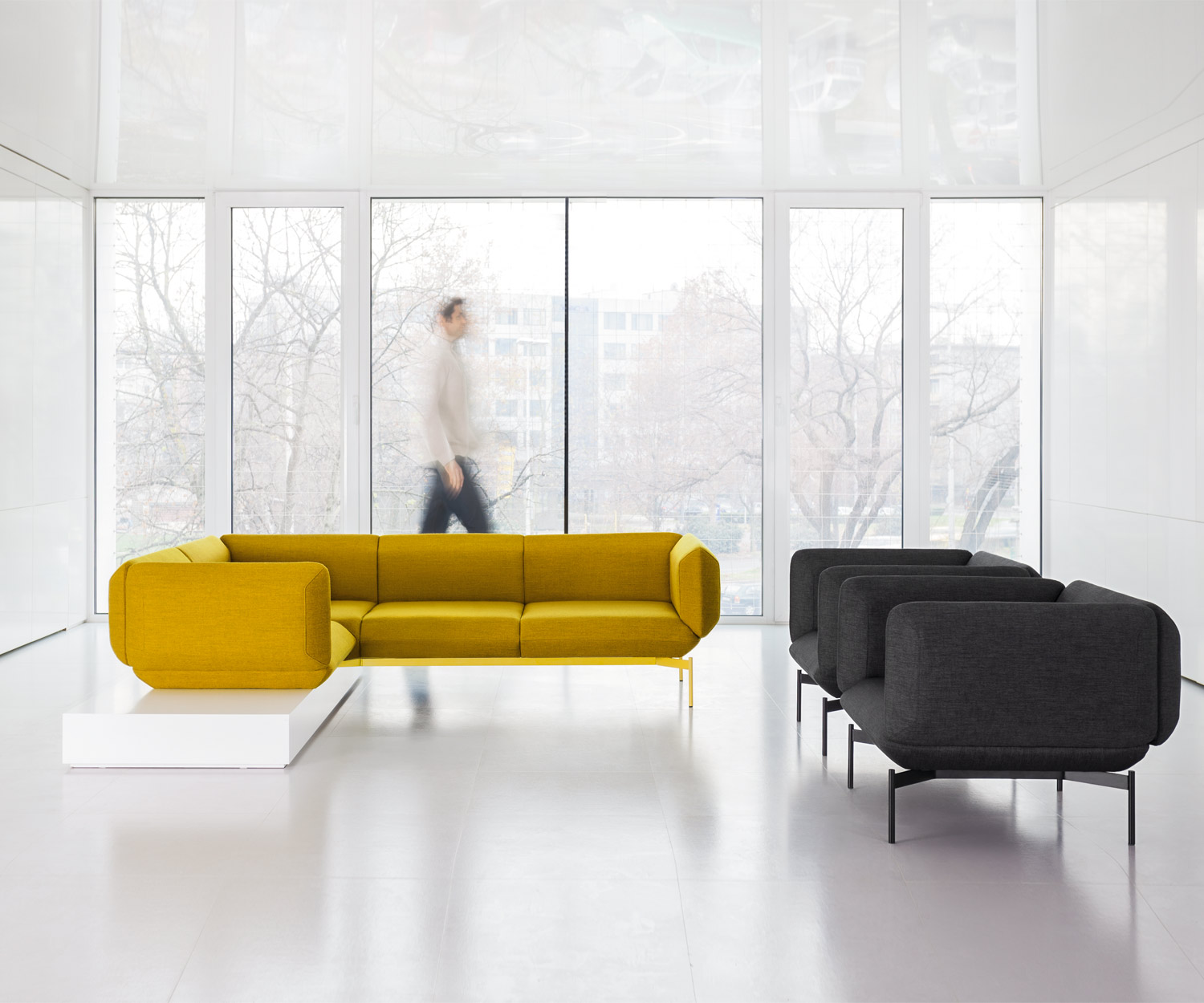 Hochwertiger Prostoria Design Sessel Segment mit schwarzem Bezug im Wohnzimmer
