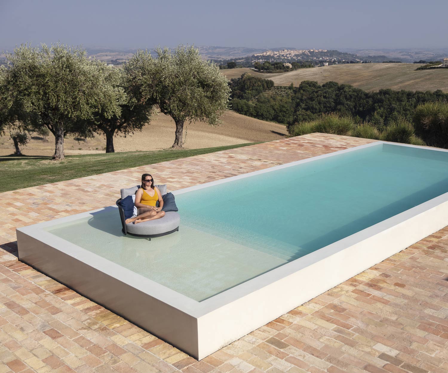 Hochwertige Baza Round Design Lounge von Todus im Pool auf wasserfestem Gestell Hochwertige Baza Round Design Lounge von Todus im Pool auf wasserfestem Gestell