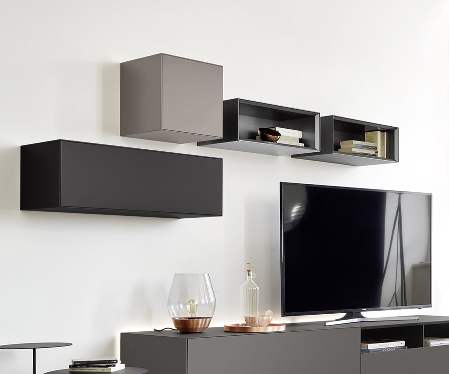Hochwertiger Livitalia Hängeschrank Minimal geschlossen und offen über Wohnzimmer Design Lowboard