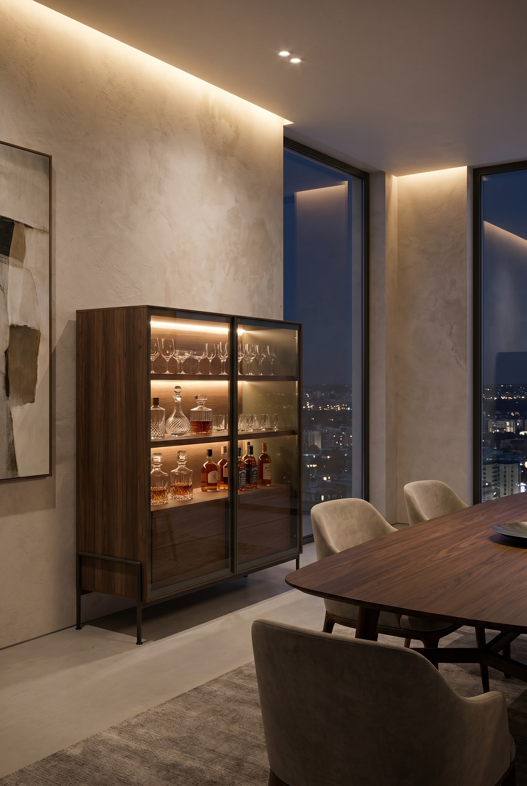 Elegantes Esszimmer mit einem beleuchteten Holz-Glas-Highboard, gef&uuml;llt mit Kristallgl&auml;sern und bernsteinfarbenen Spirituosen