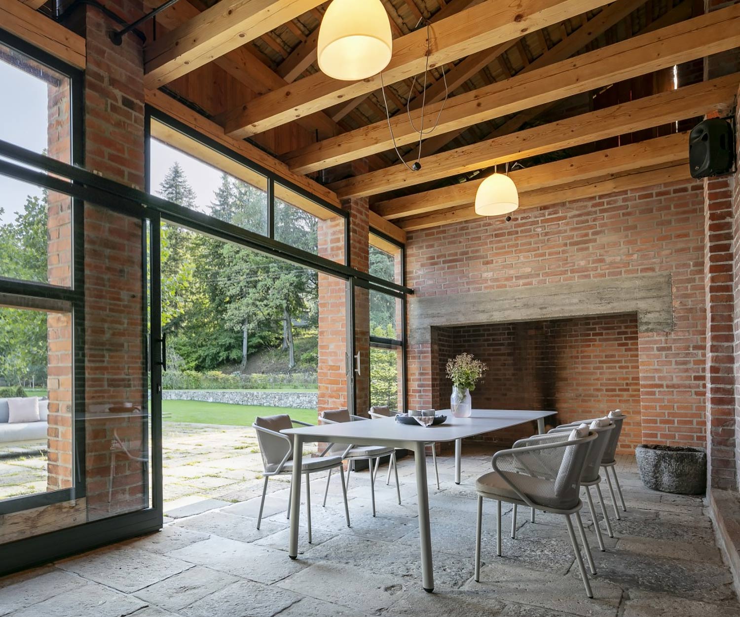 Todus Condor Design Terrassenstuhl mit Condor Esstisch auf einer Terrasse