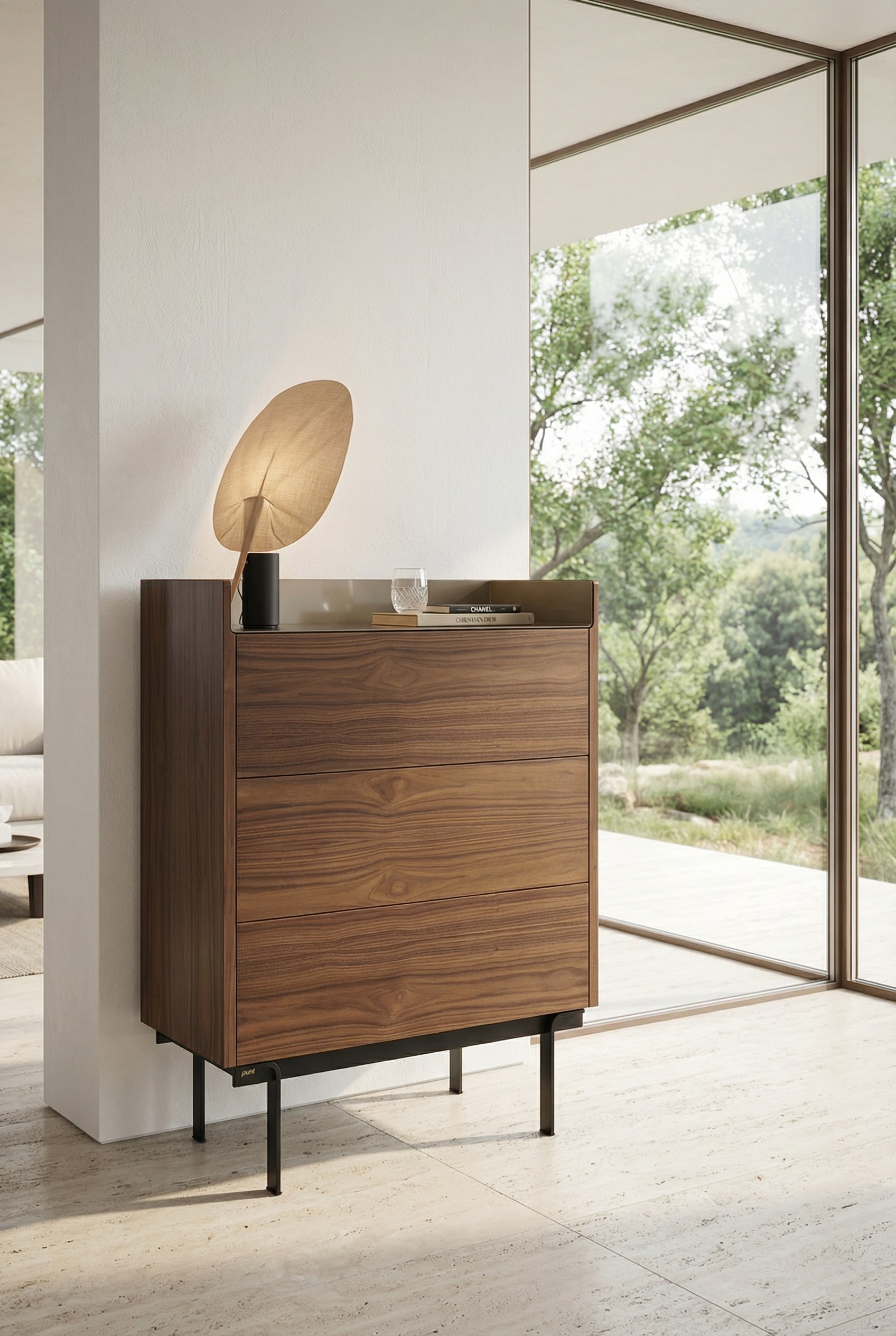 Elegante Hochkommode mit warmer Holzstruktur auf filigranen Füßen in einem hellen, modernen Wohnbereich Elegante Hochkommode mit warmer Holzstruktur auf filigranen Füßen in einem hellen, modernen Wohnbereich