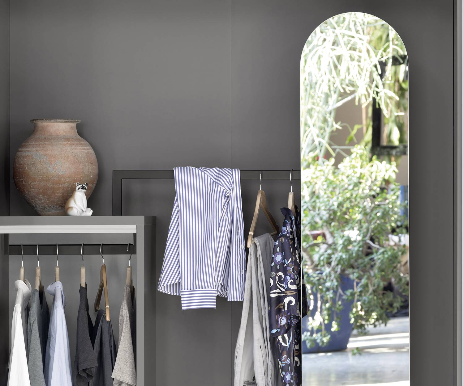 Moderner Designer Kleiderschrank für Flur mit offener Garderobe Moderner Designer Kleiderschrank für Flur mit offener Garderobe