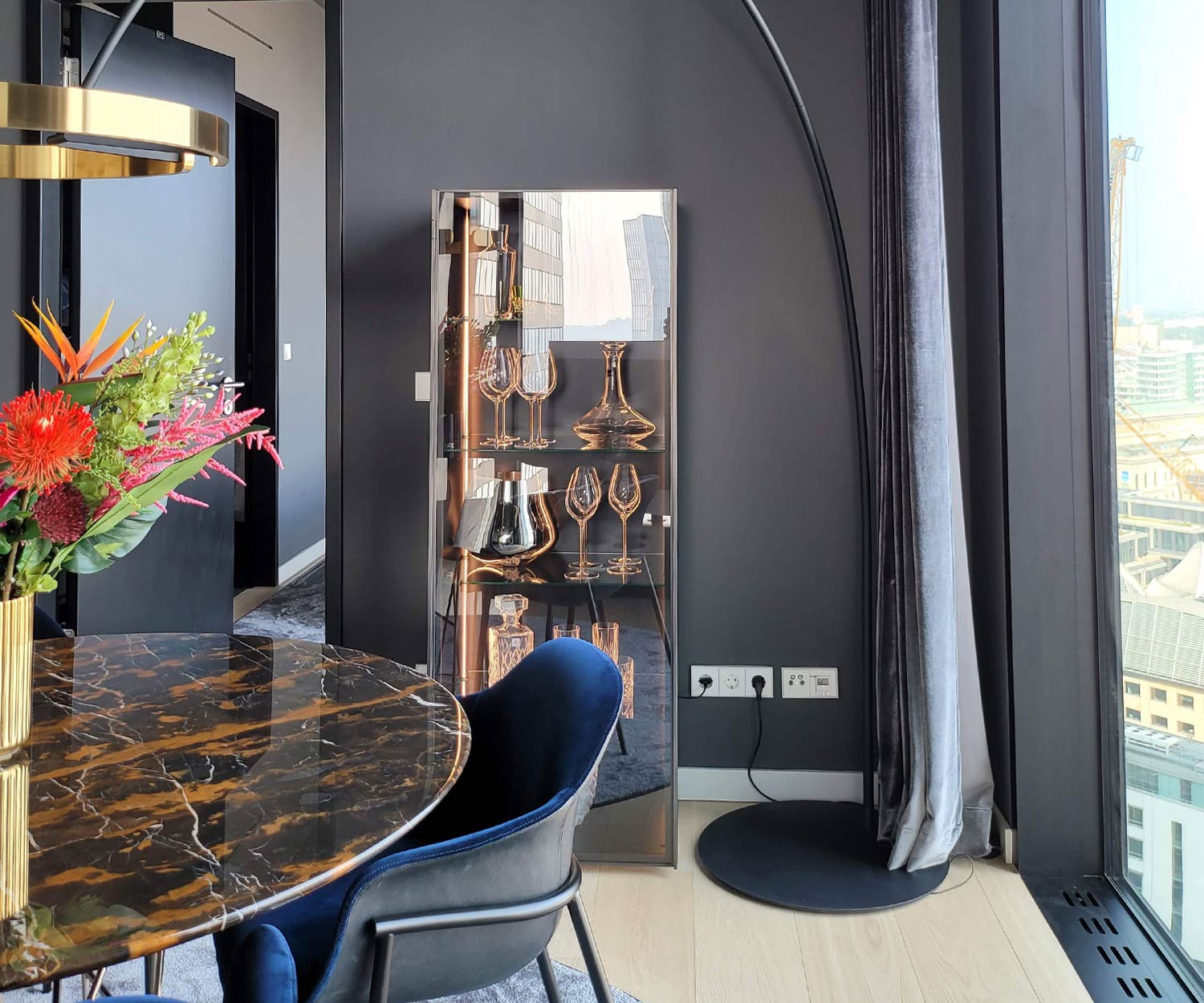 Exklusive Livitalia Design Glasvitrine Scrigno mit schmalem Rahmen