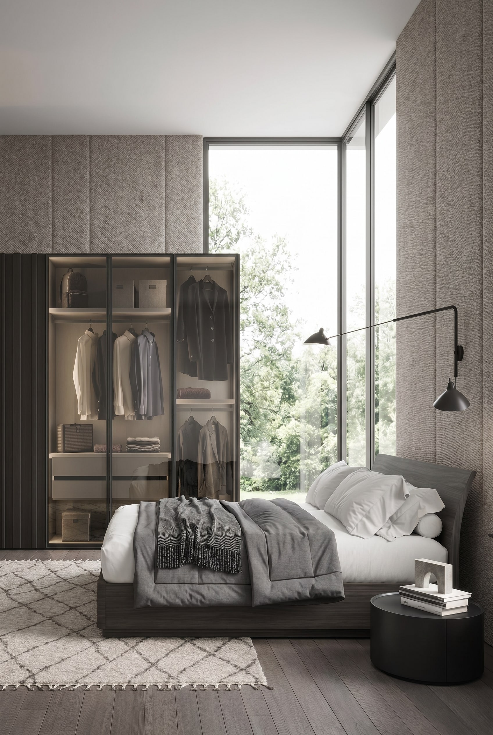 Schlafzimmer mit geschwungenem Holzbett, gro&szlig;em Glas-Kleiderschrank und hellem Wollteppich