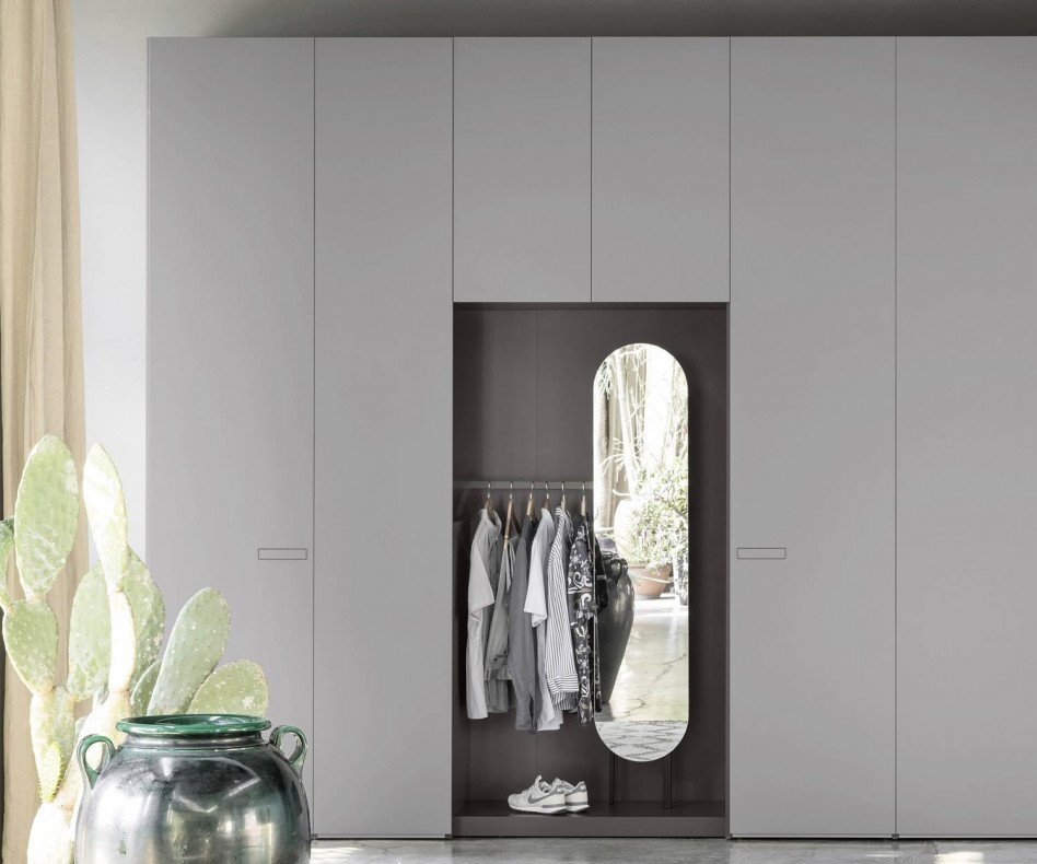 Der Novamobili Kleiderschrank Move enth&auml;lt ein Modul mit offener Garderobe und Spiegel