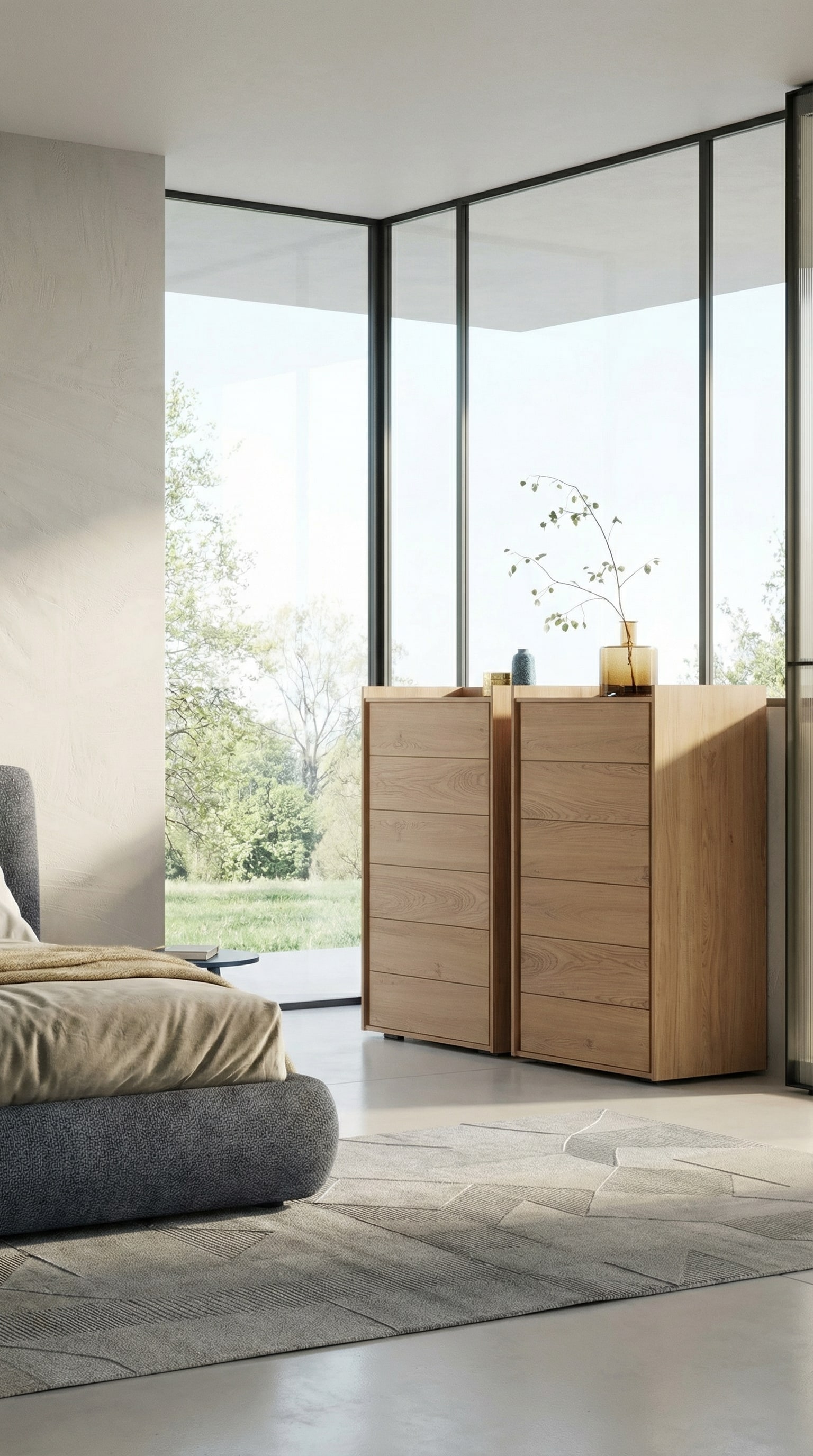Helle Hochkommode aus Eichenholz in einem modern eingerichteten Schlafzimmer