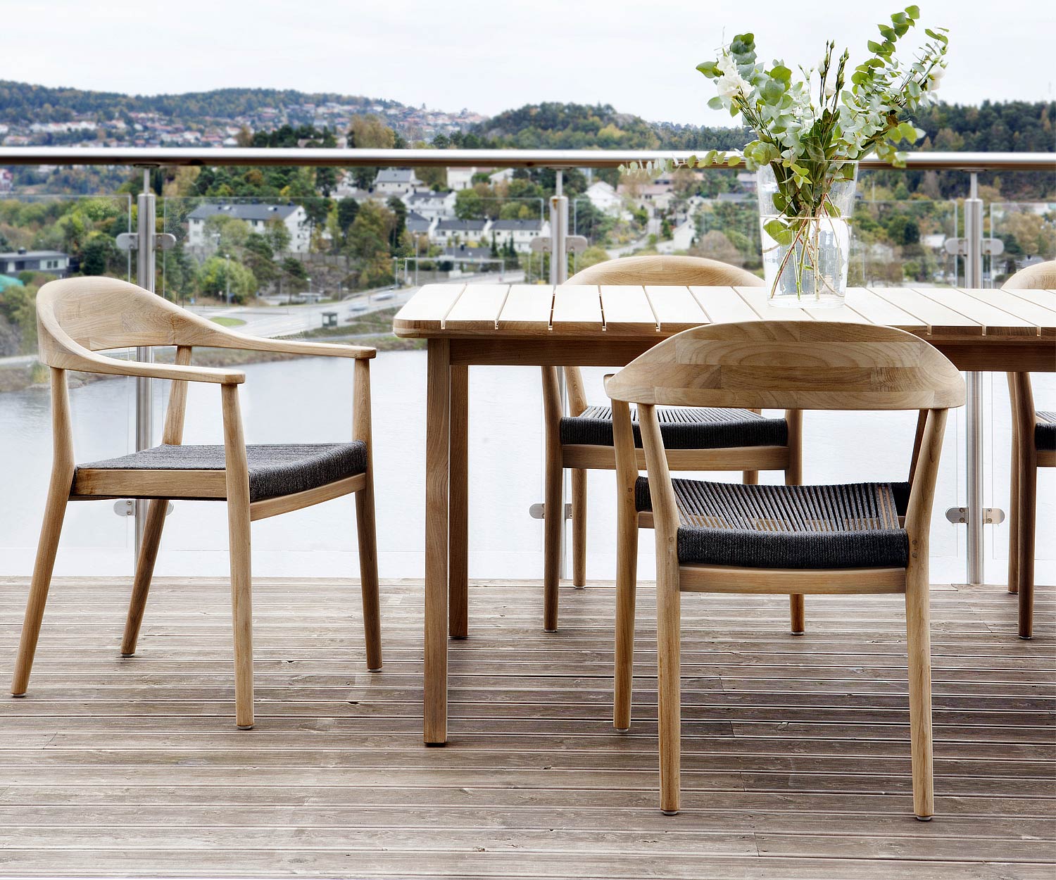 Hochwertiger Oasiq Copenhagen Design Stuhl mit handgewobener Sitzfläche Hochwertiger Oasiq Copenhagen Design Stuhl mit handgewobener Sitzfläche
