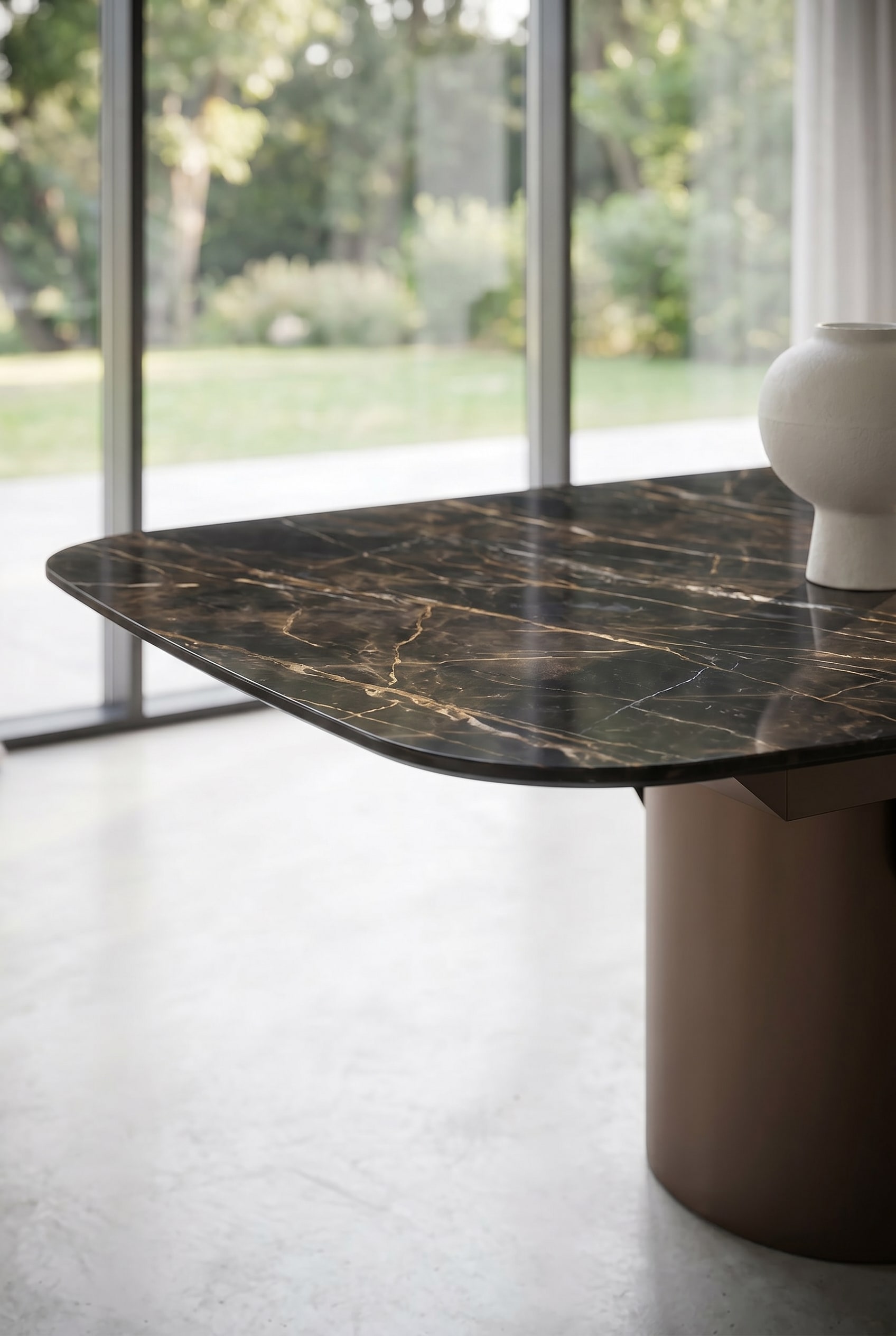 Detailed shot of the 45-degree edge and rounded corners of the ceramic tabletop