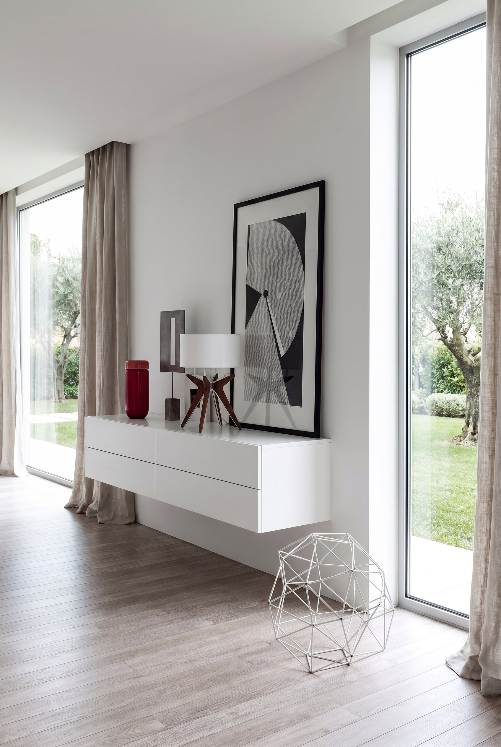 Minimalistischer Flurbereich mit reinwei&szlig;er Novamobili H&auml;ngekommode Easy 4 Schublade und einer abstrakten Skulptur